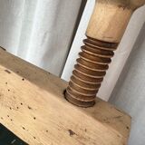 Serre-joint ancien en bois brut, serre-livres