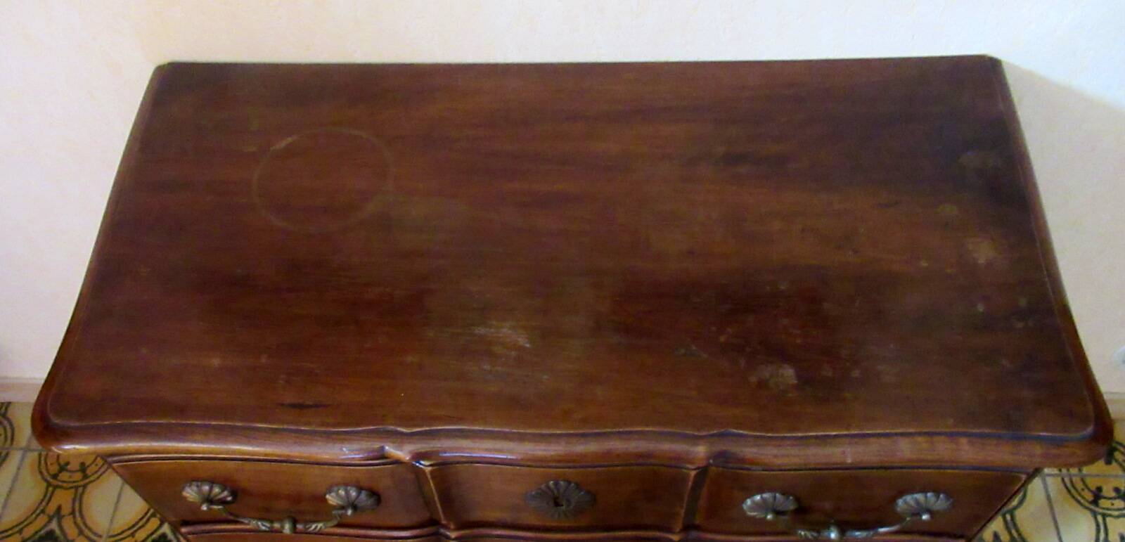 Small "crossbow" chest of drawers, Louis XV style, in walnut