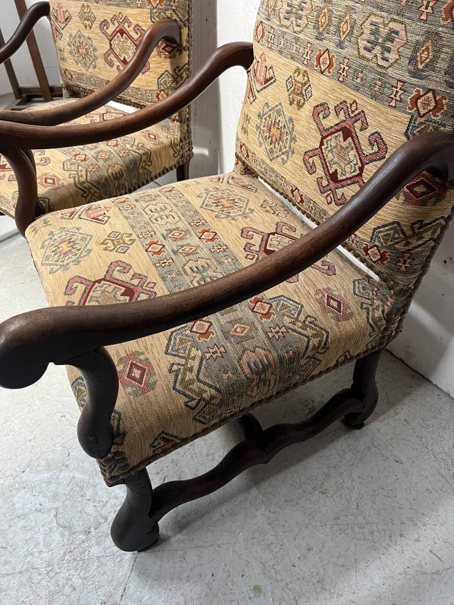 Paire de fauteuils de style Louis XIII a haut dossiers plats XX siècle