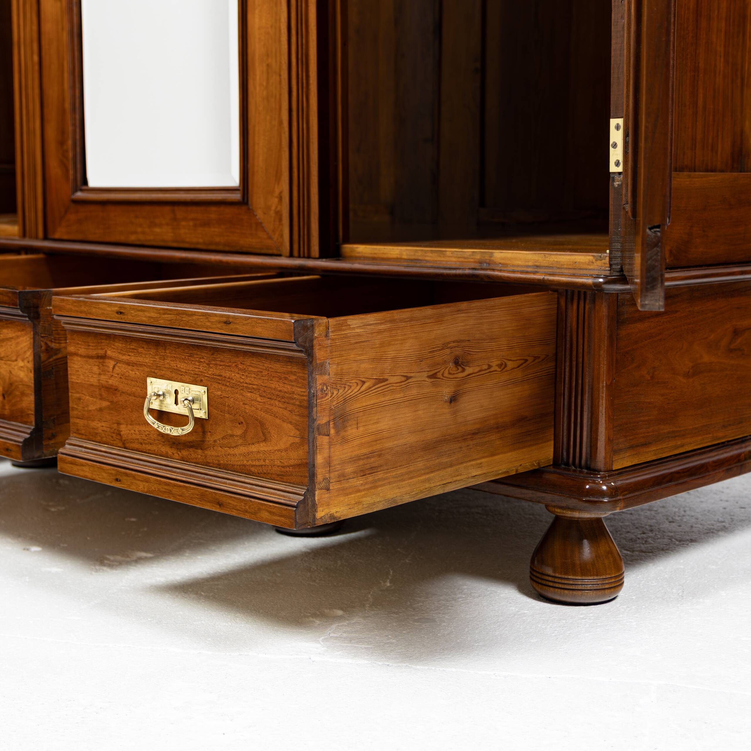 Art Nouveau wardrobe in walnut and pine - 1900-1915