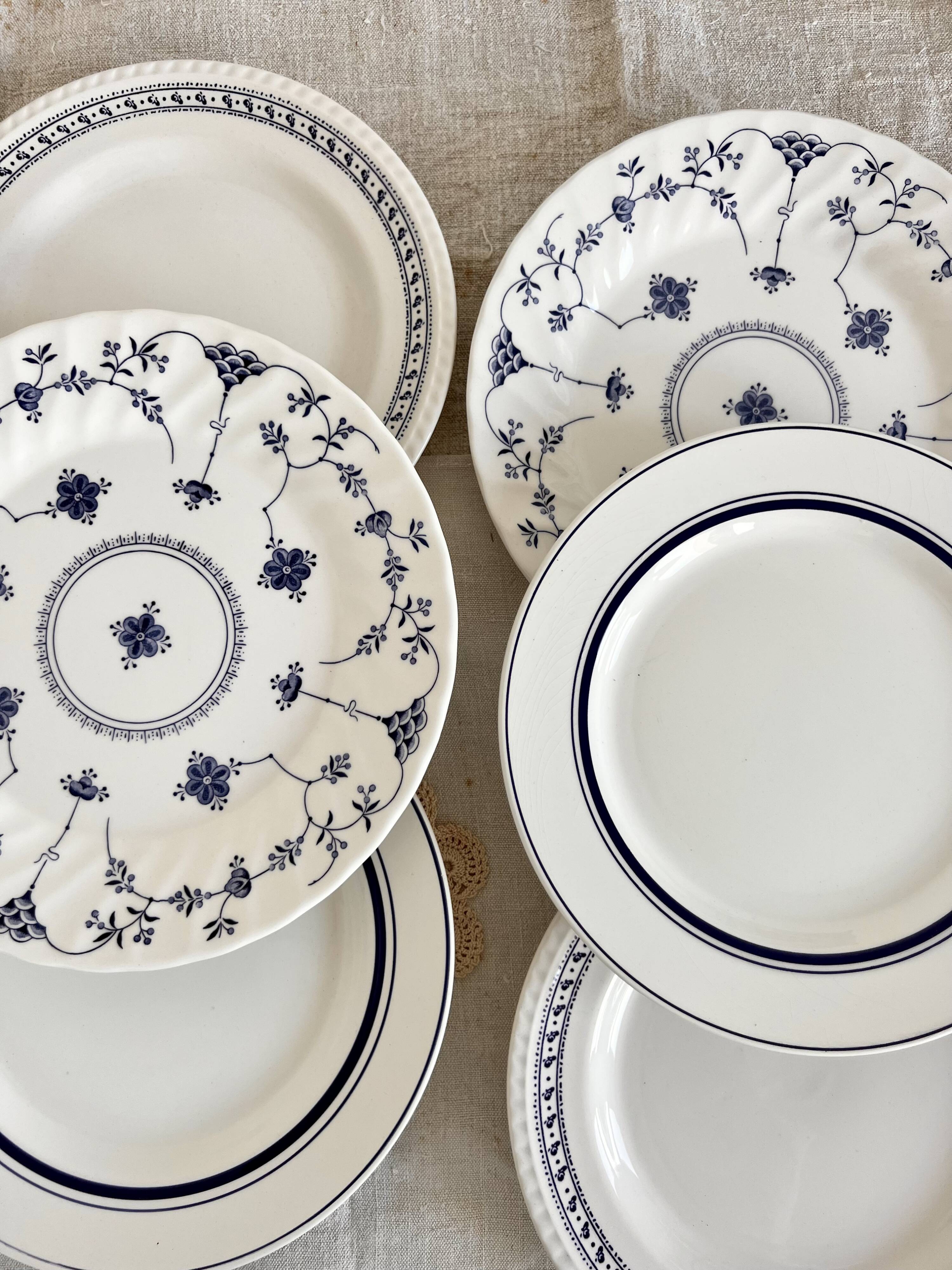6 vintage mismatched blue and white porcelain dinner plates - Lot J