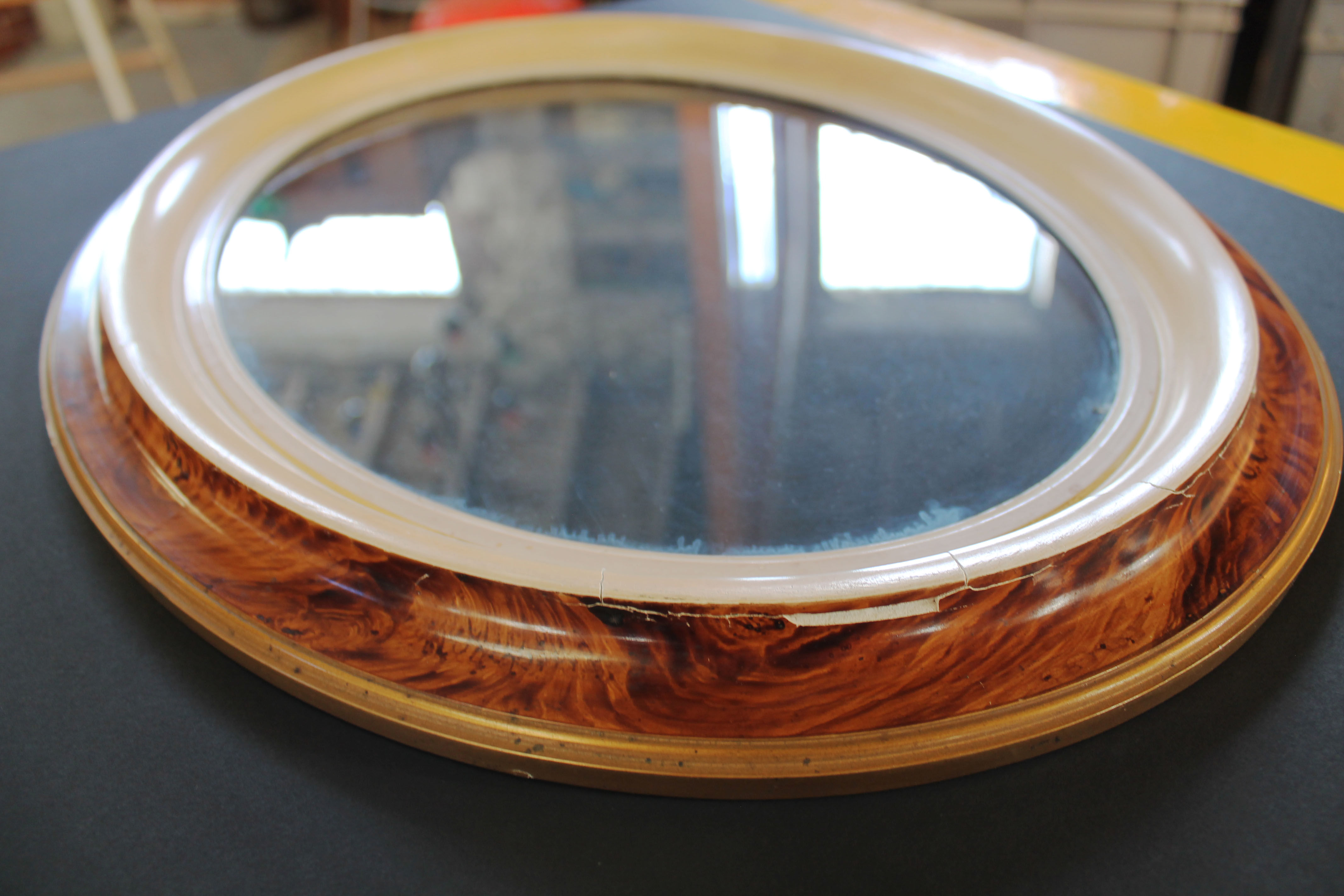 Oval frame "art deco" style