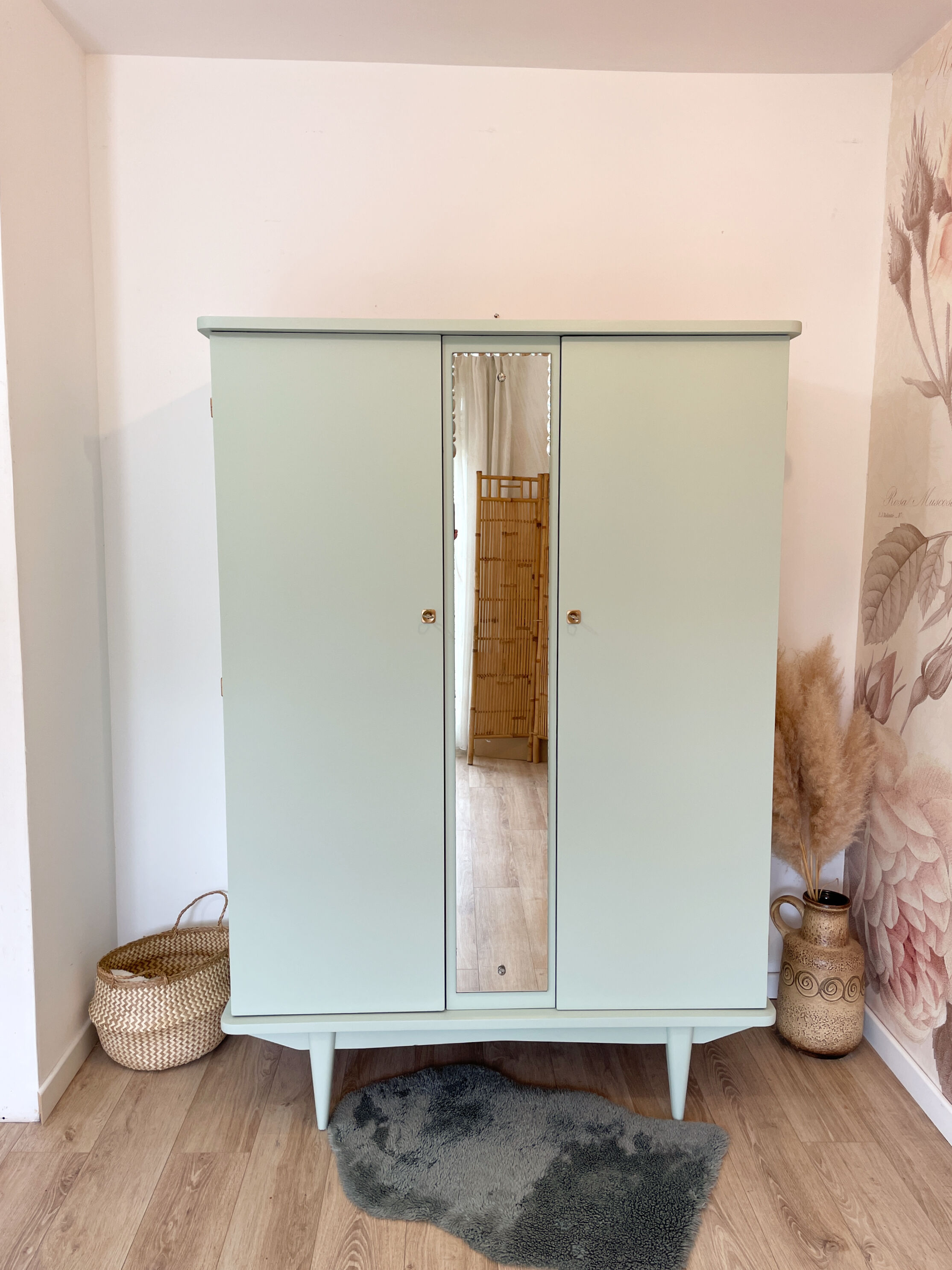 Armoire des années 70 revisitée - Vert pastel