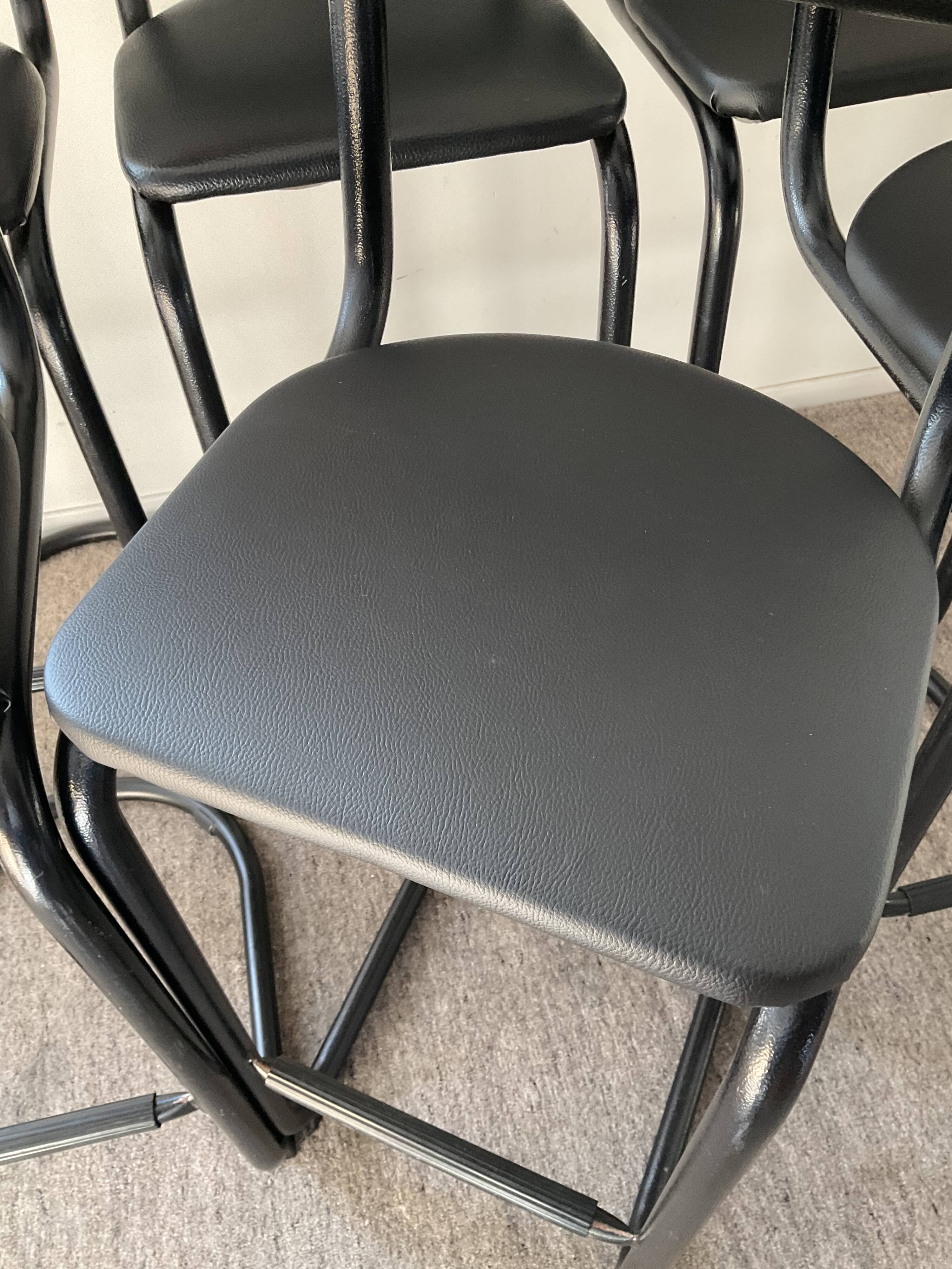 Série de 6 tabourets tubulaire et skaï, années 70- 80