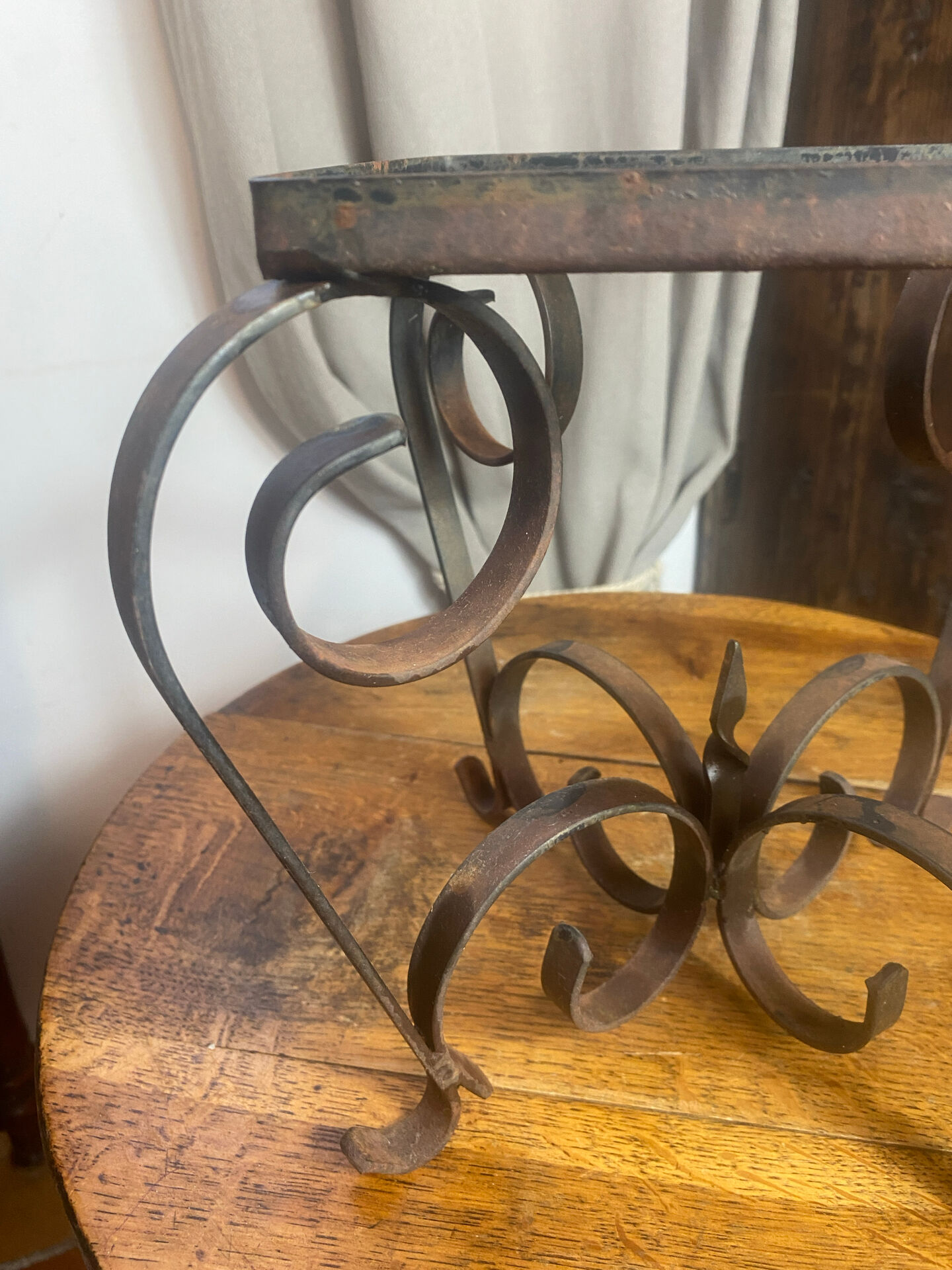 Occasional table in wrought iron and marble