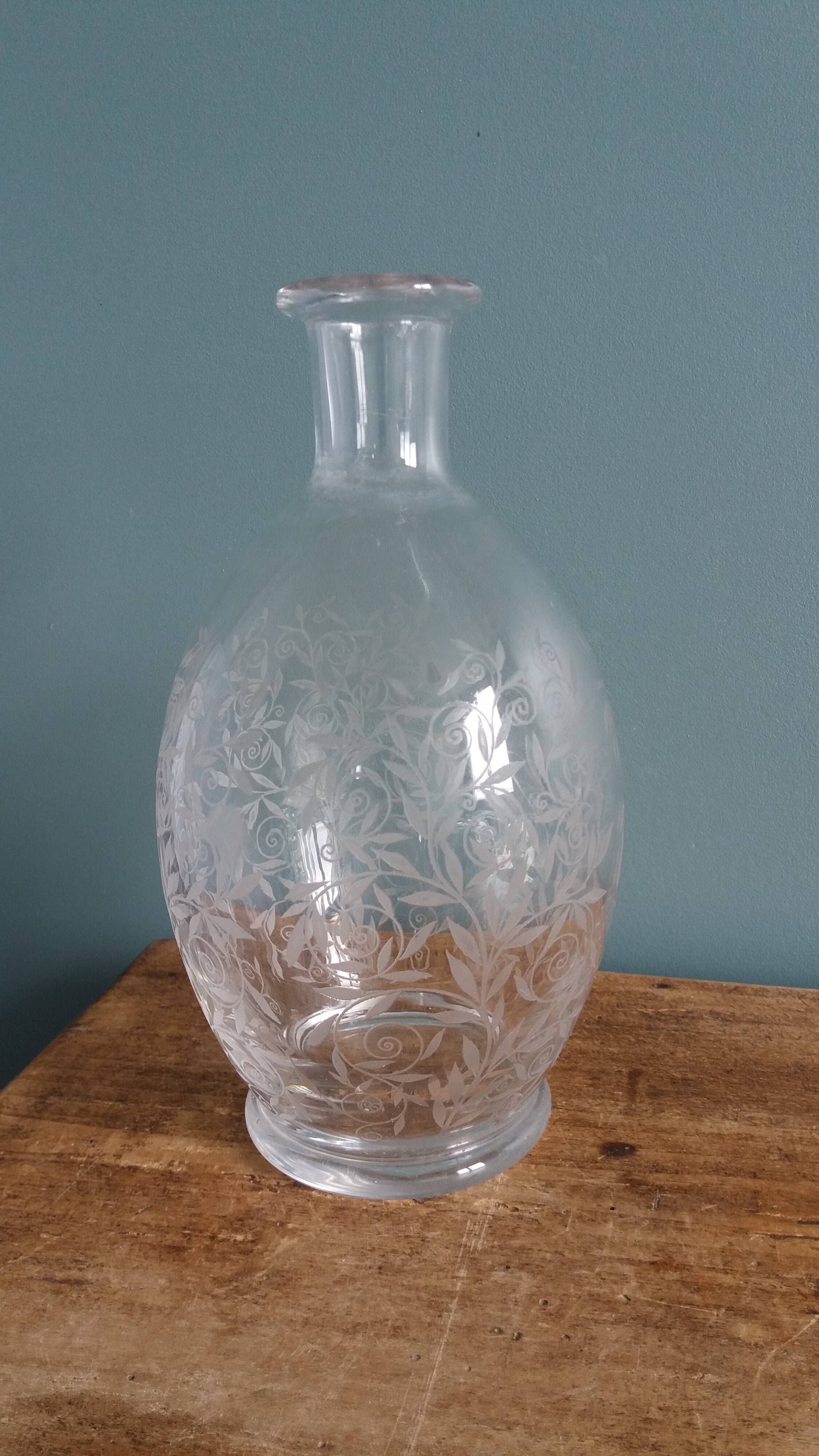 Carafe bottle with a stopper, engraved patterns, Baccarat, Golfe Juan