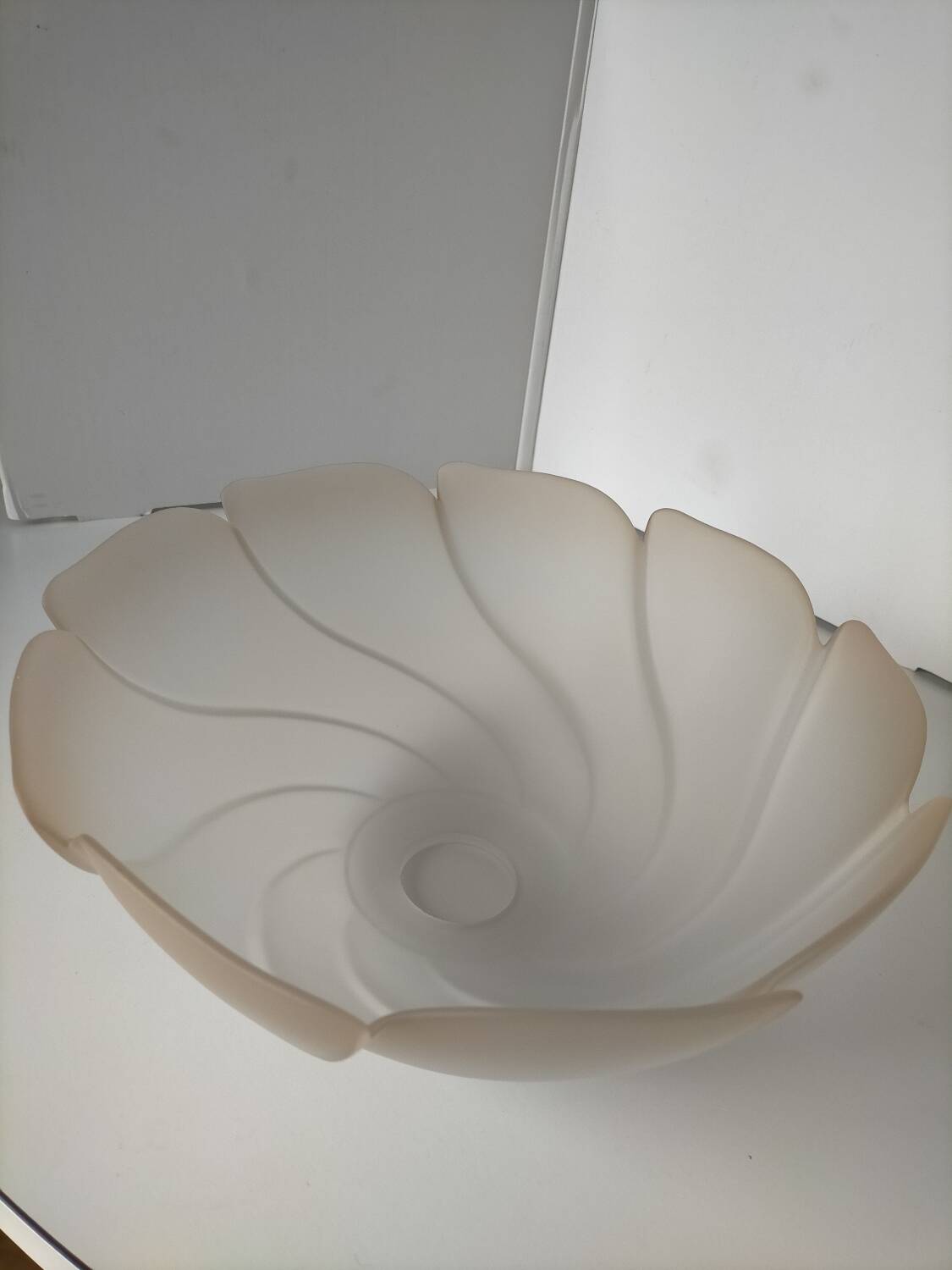 Suspension lampshade in opaline glass