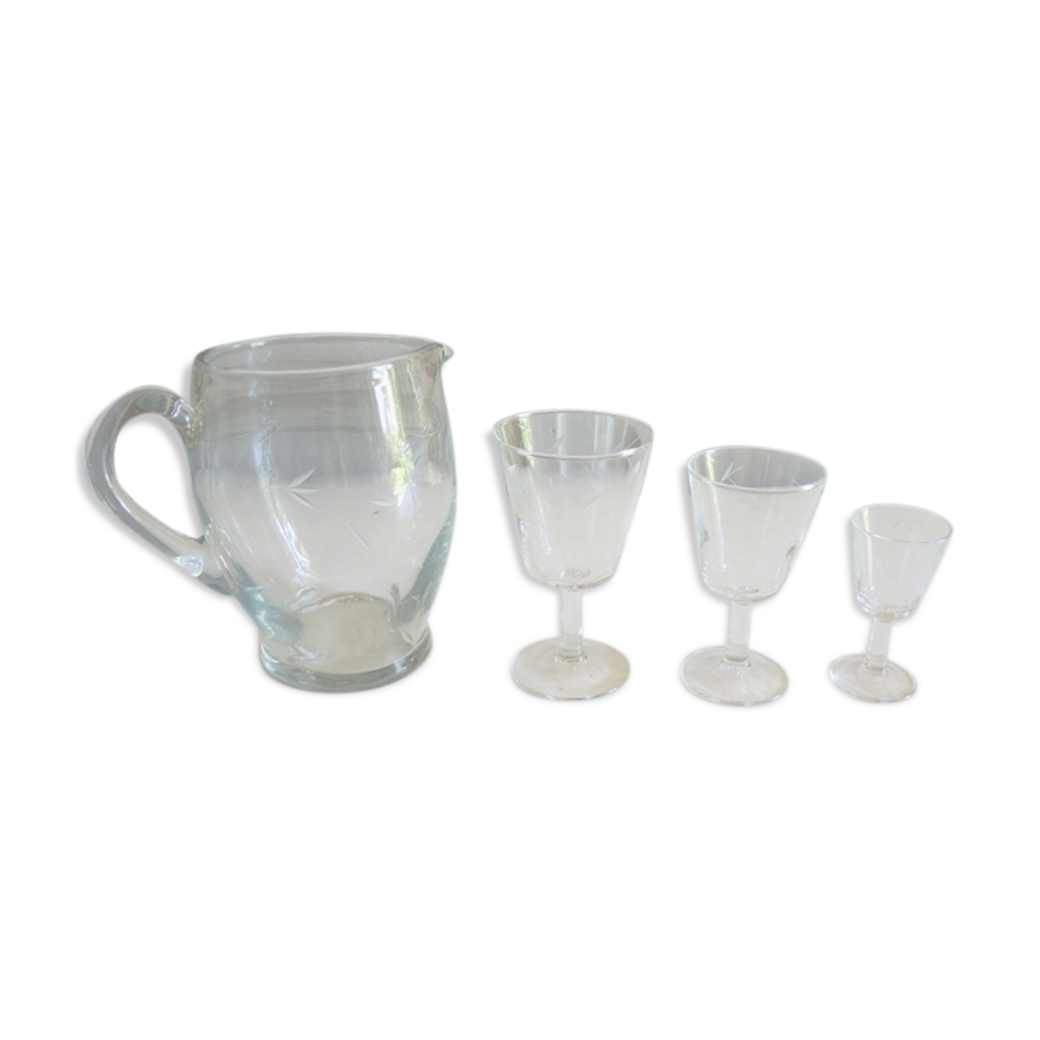 Service of 33 glasses on foot and carafe