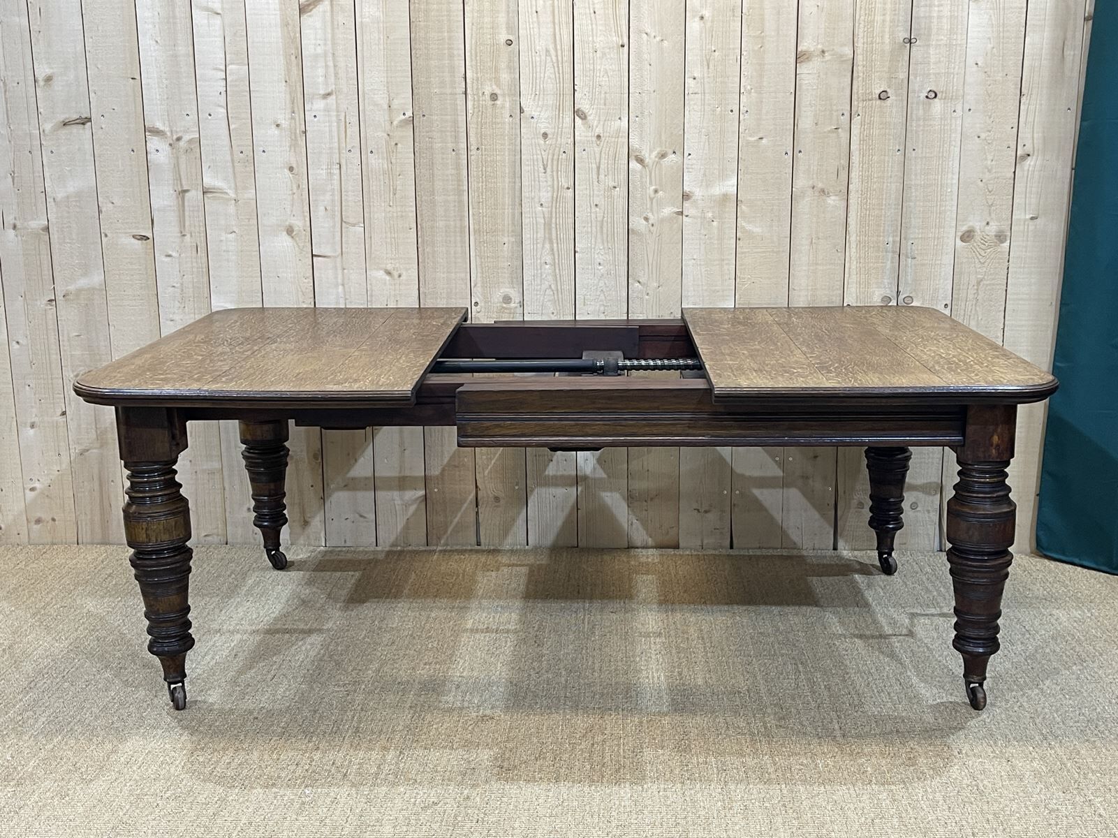 English nineteenth oak table with 1 crank extension