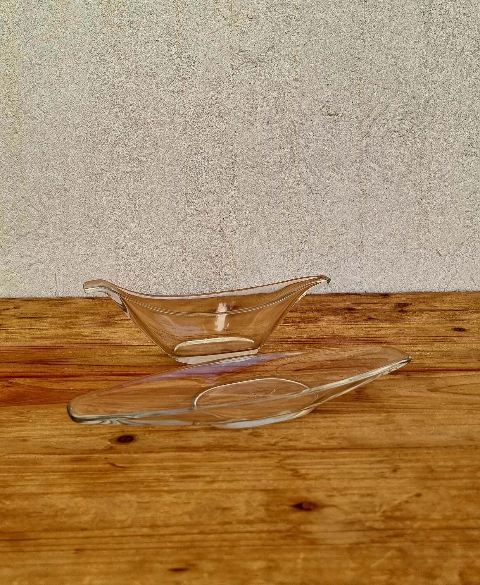 Vintage Pyrex Sedlex France sauce boat in moulded glass with a lid.