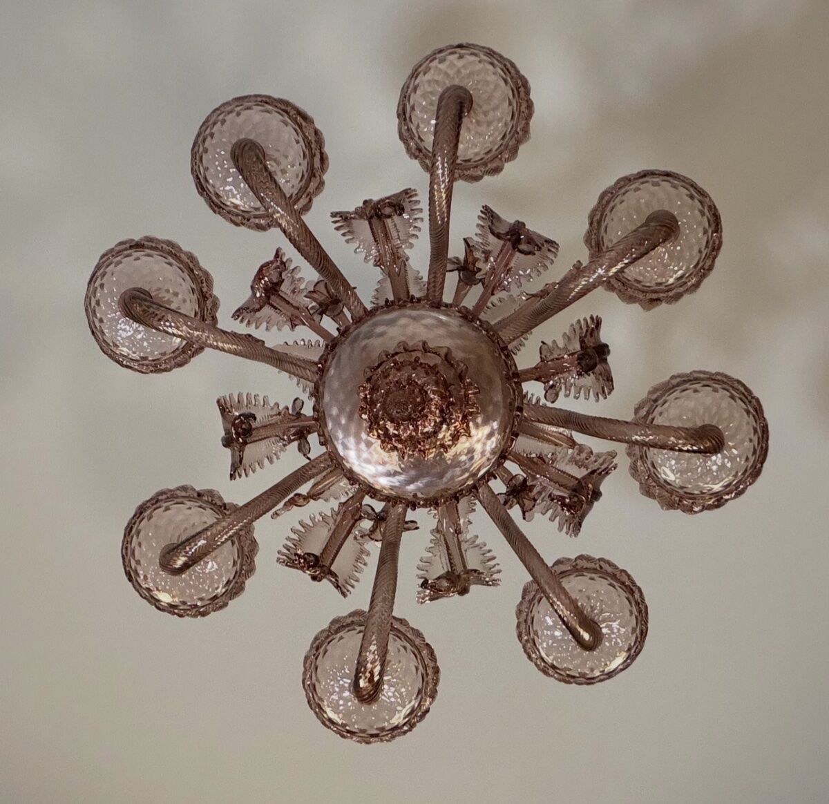 Venetian chandelier in Murano glass in amethyst colour, 8 light arms, 20th century