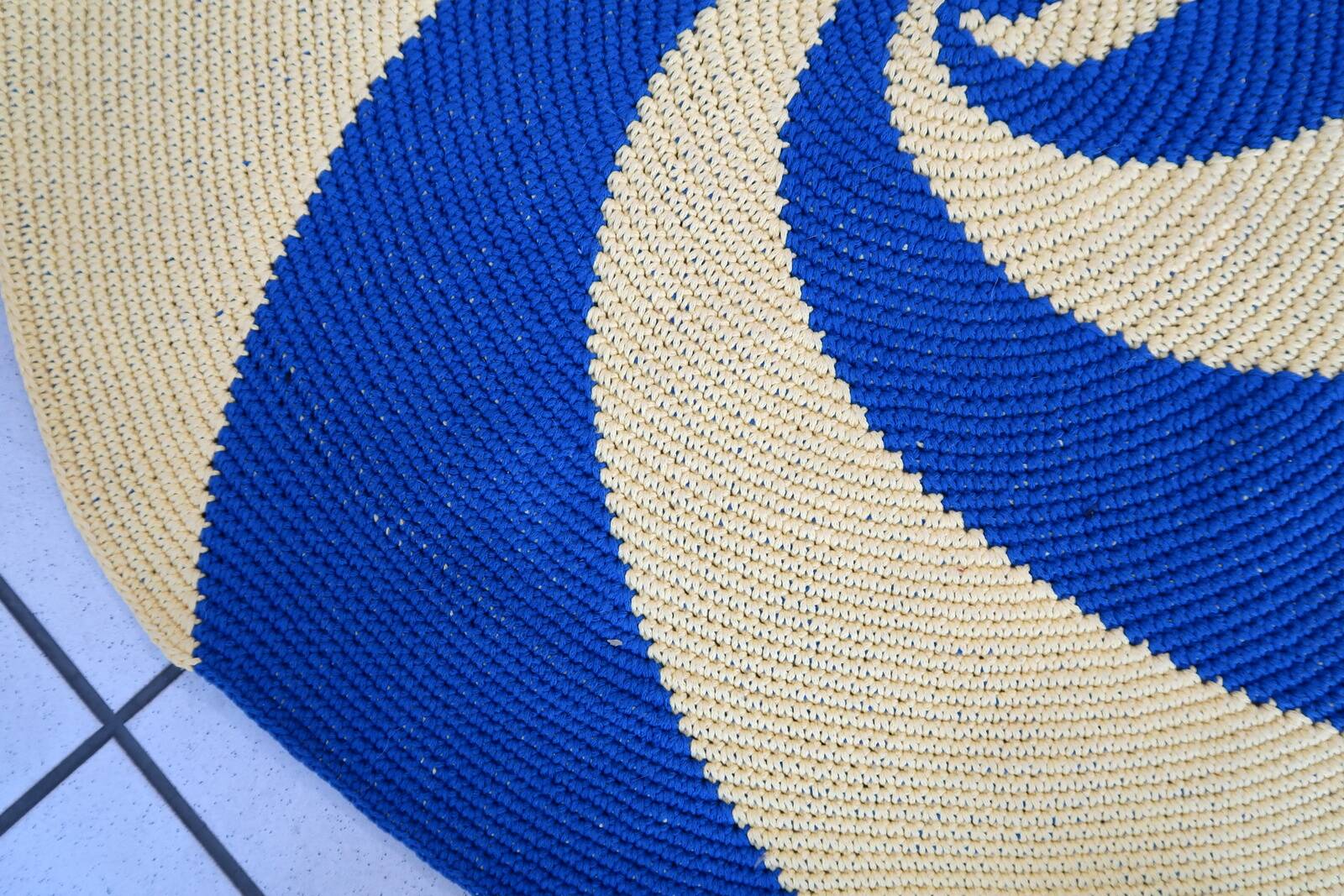 Tapis contemporain ora tressé en coton (77cm), édition unique