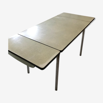 Table in green formica expandable