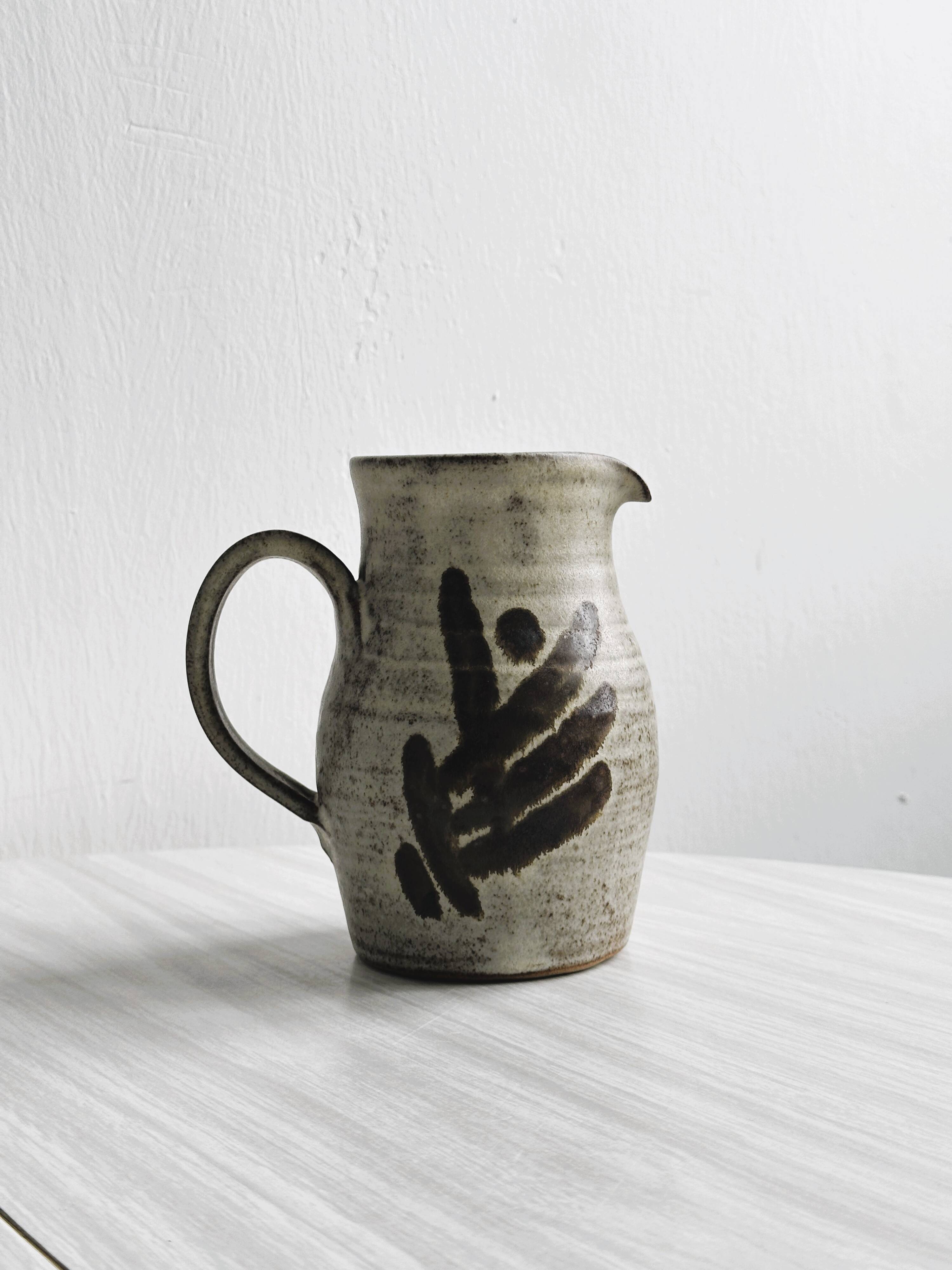 Pichet en céramique artisanale, grès émaillé décor abstrait