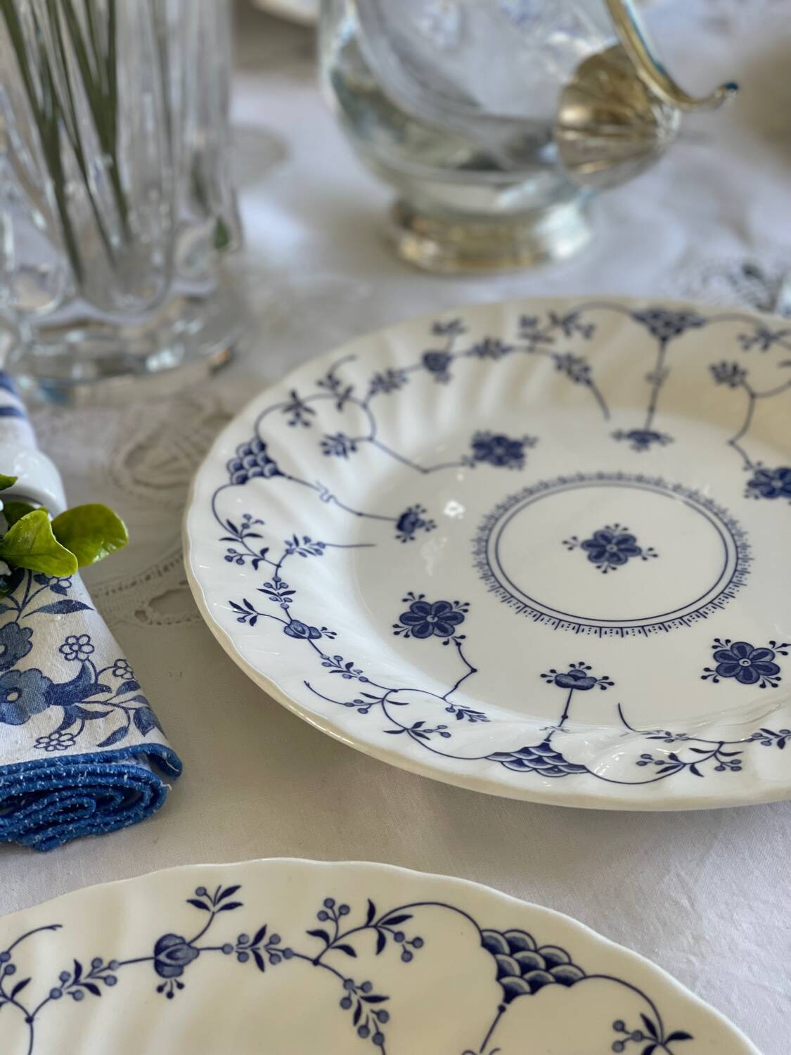 8 English dinner plates