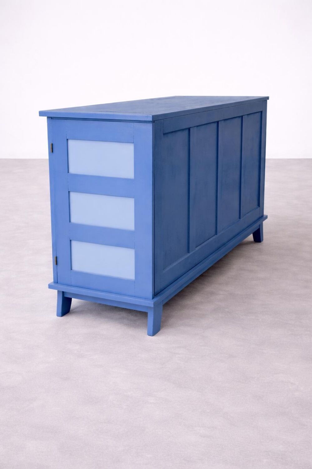 Buffet bas en bois peint bleu avec portes et tiroirs