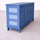 Buffet bas en bois peint bleu avec portes et tiroirs