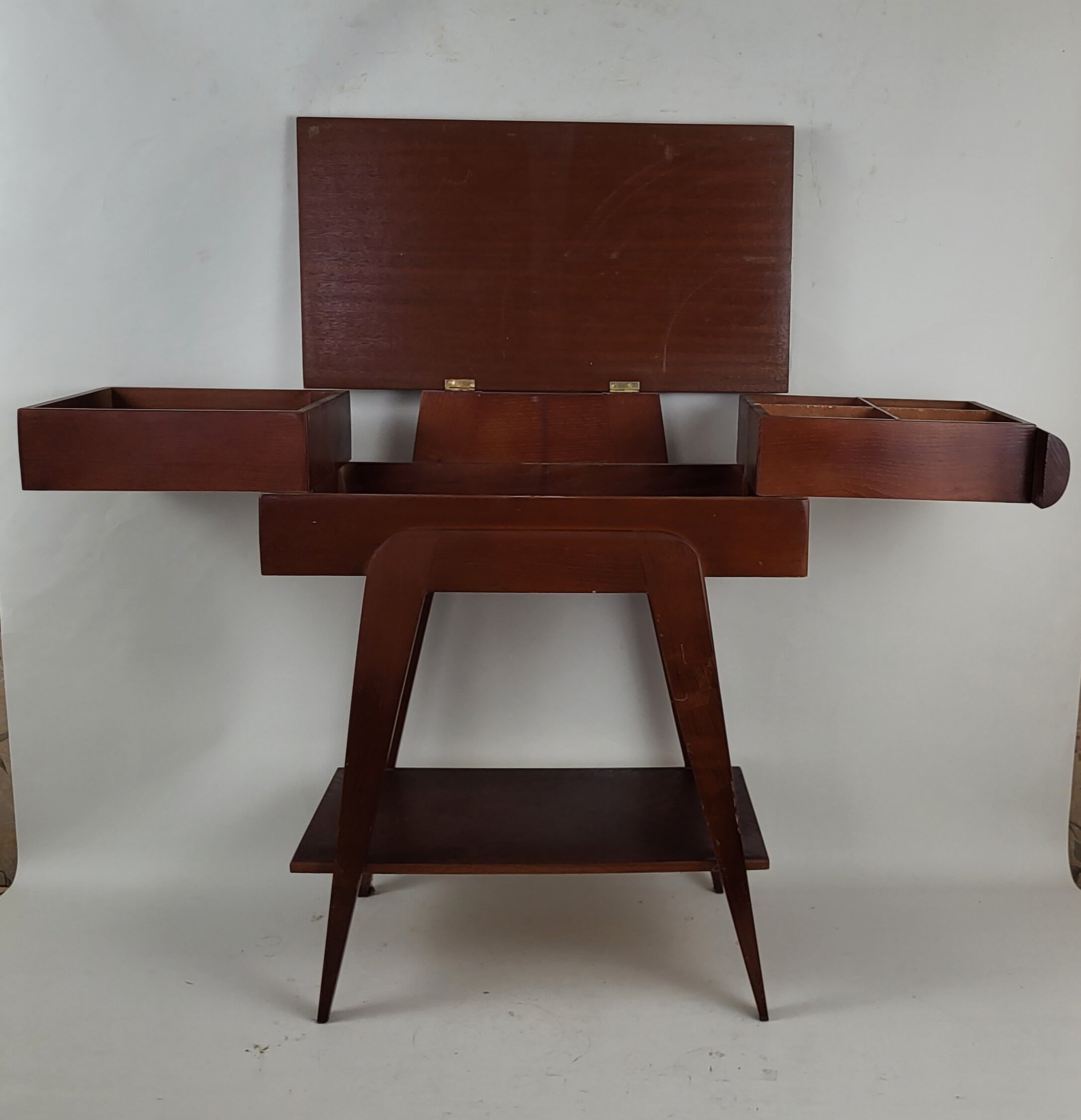 Scandinavian worker compass feet