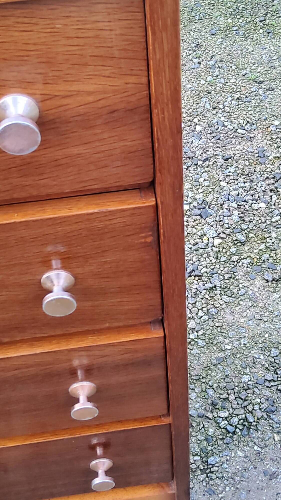 Vintage golden oak chest of drawers with 4 spindle feet from the 1950s