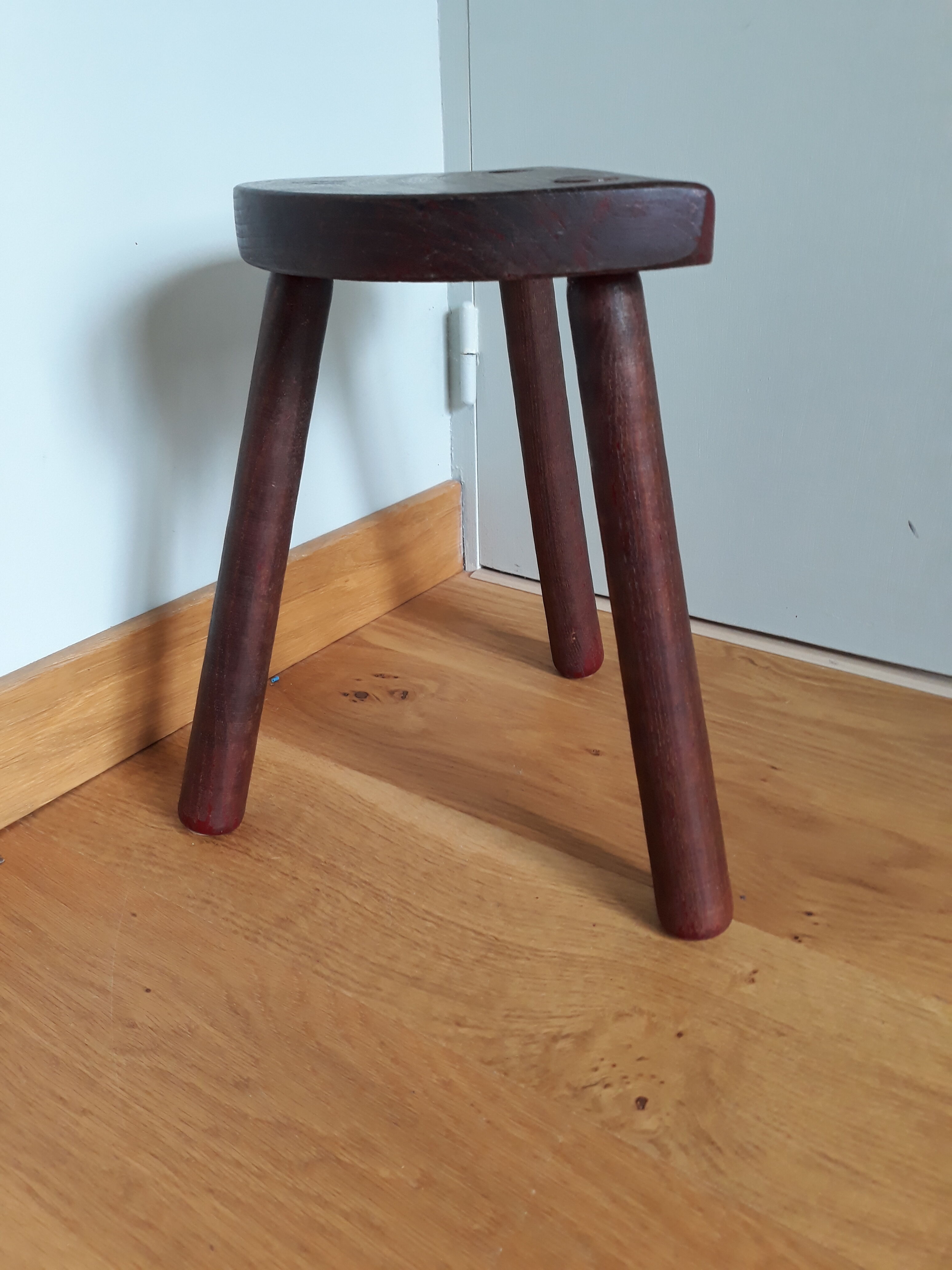 Tripod vacher stool