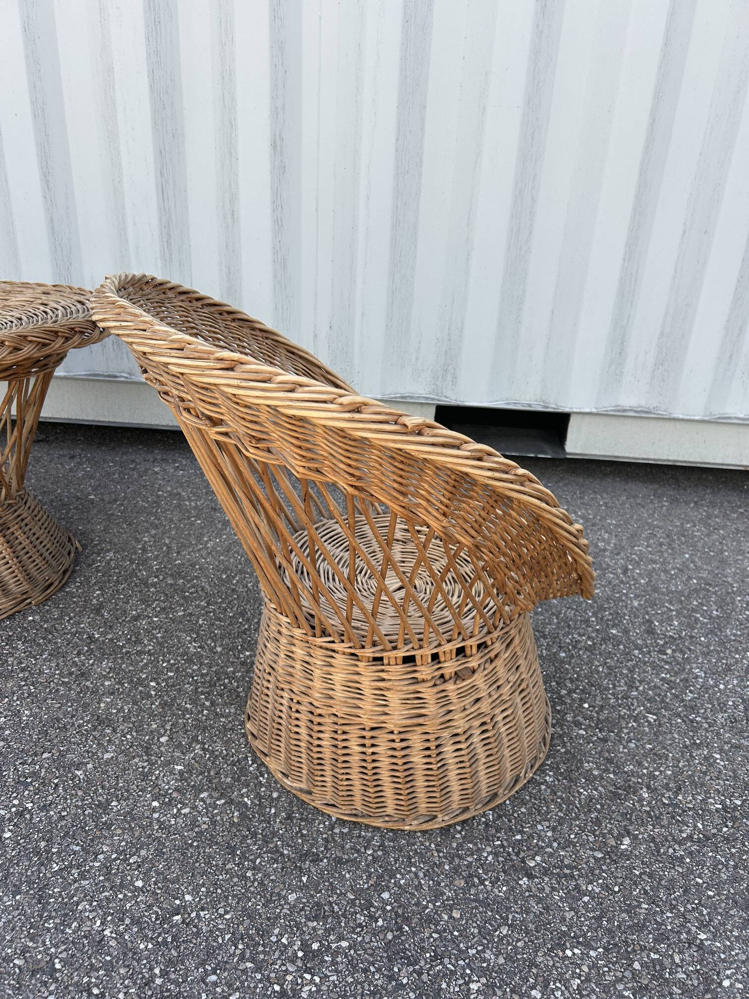 salon avec 3 fauteuils en osier