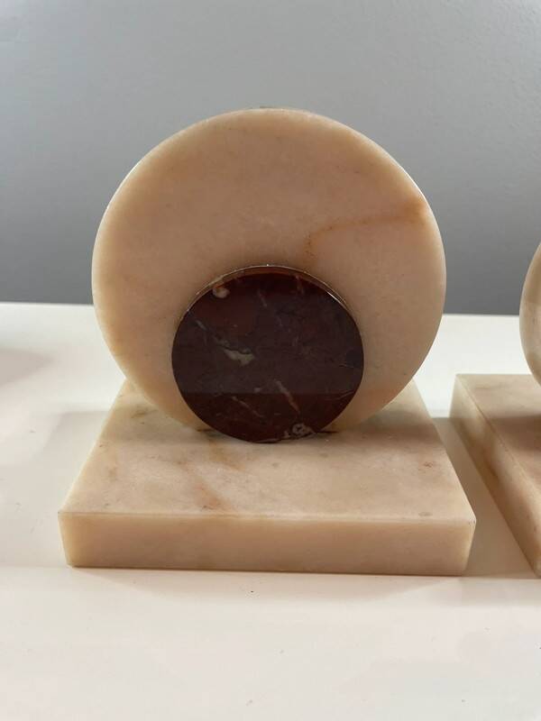 Paire de serre-livres art déco en marbre rose