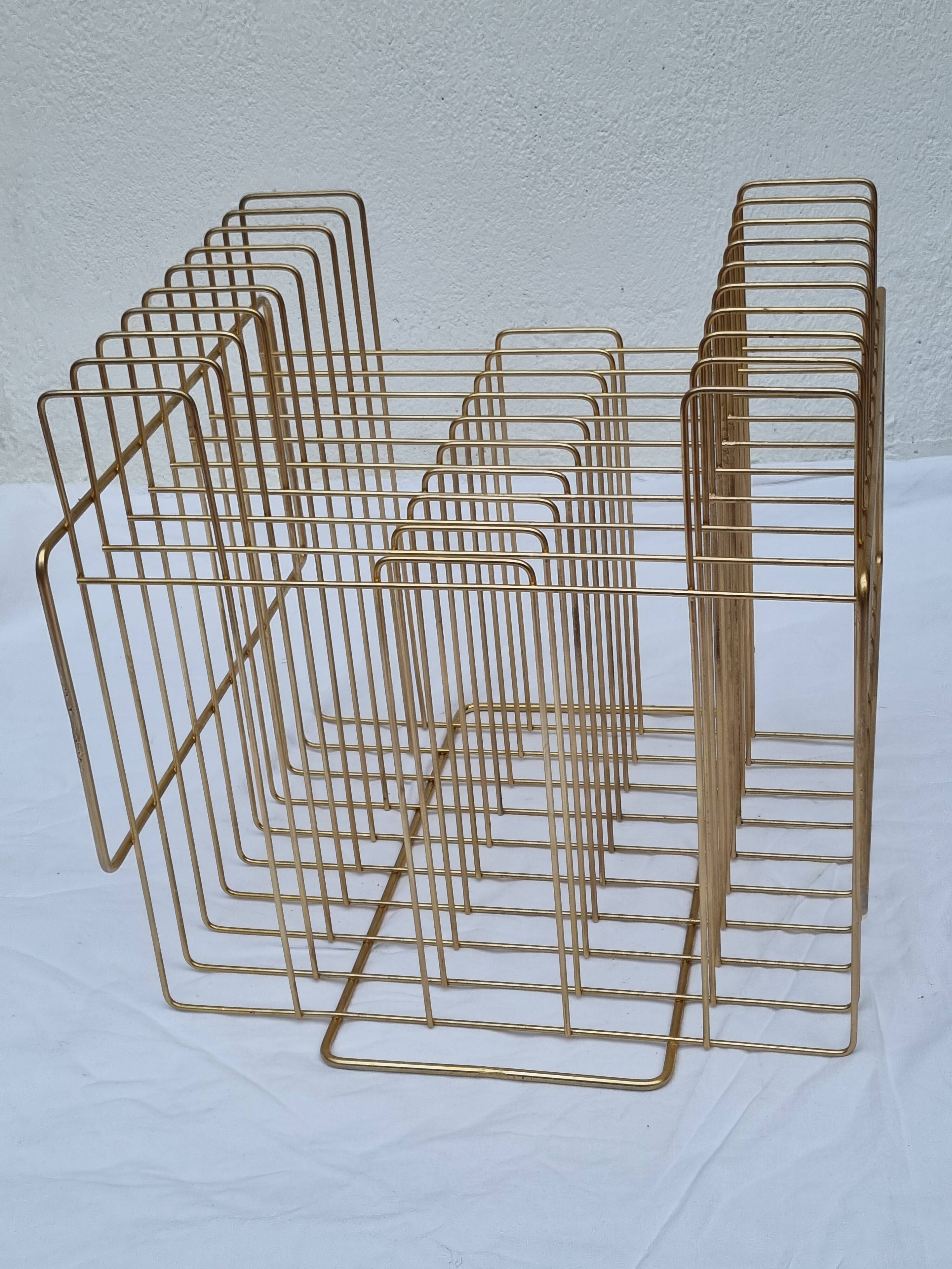 Vintage "wire" magazine rack in gold metal