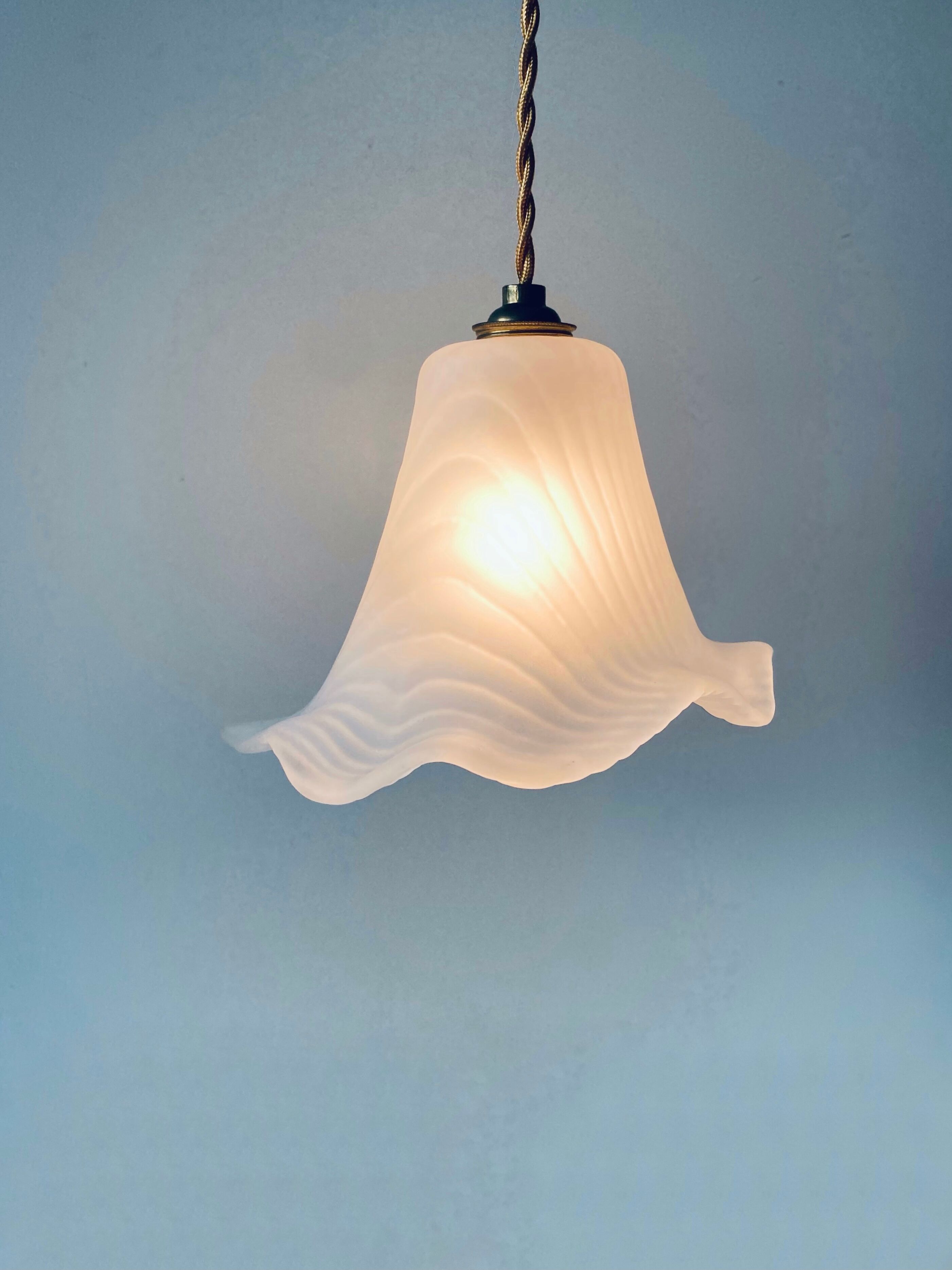 Flower suspension in glass paste