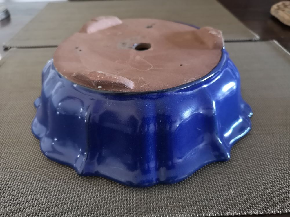 Blue enamelled terracotta tripod pot, saucer cover, middle xxth