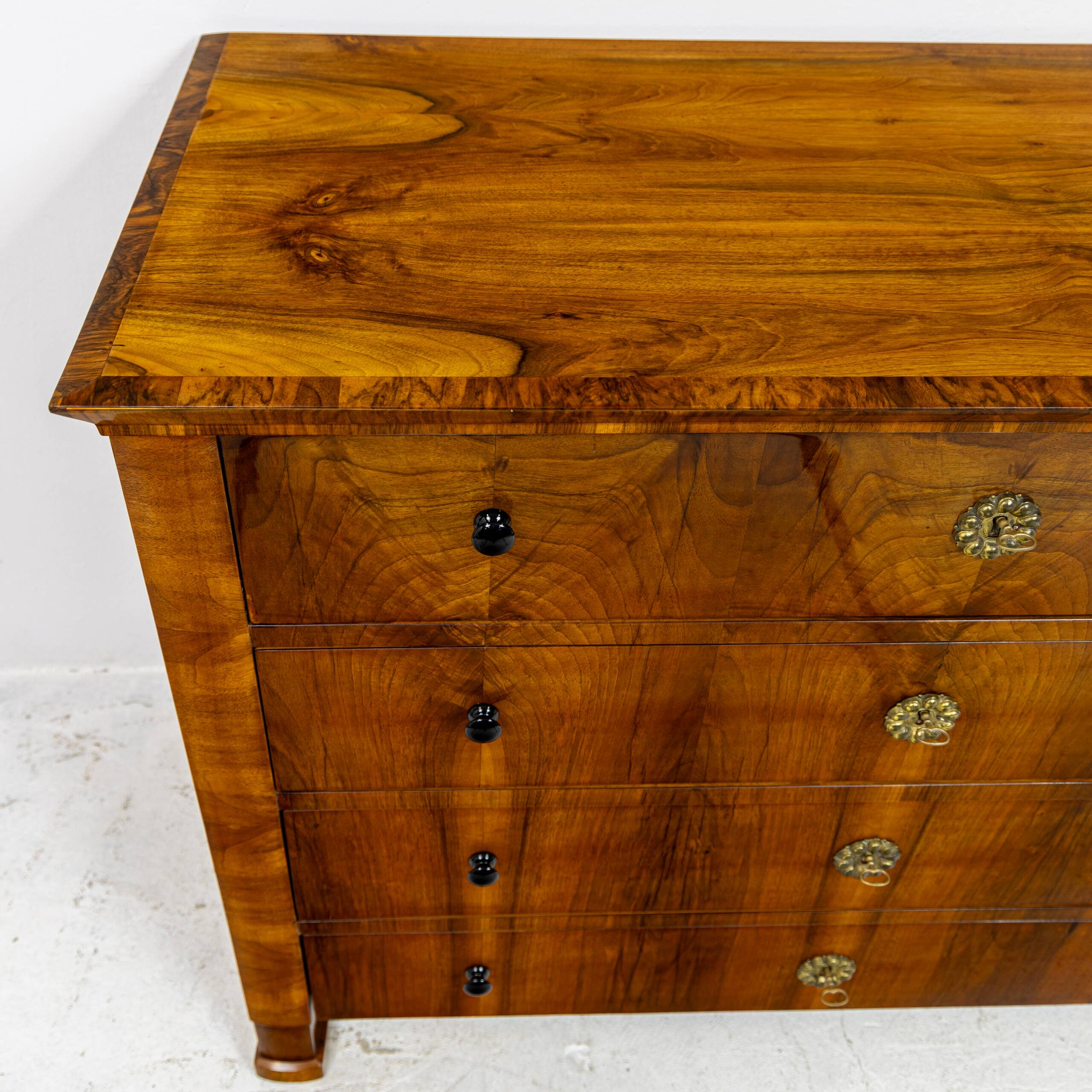 Grande commode Biedermeier en placage de noyer 1820-1840