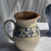 Pichet blanc vintage à frise végétale stylisée bleue H17,5