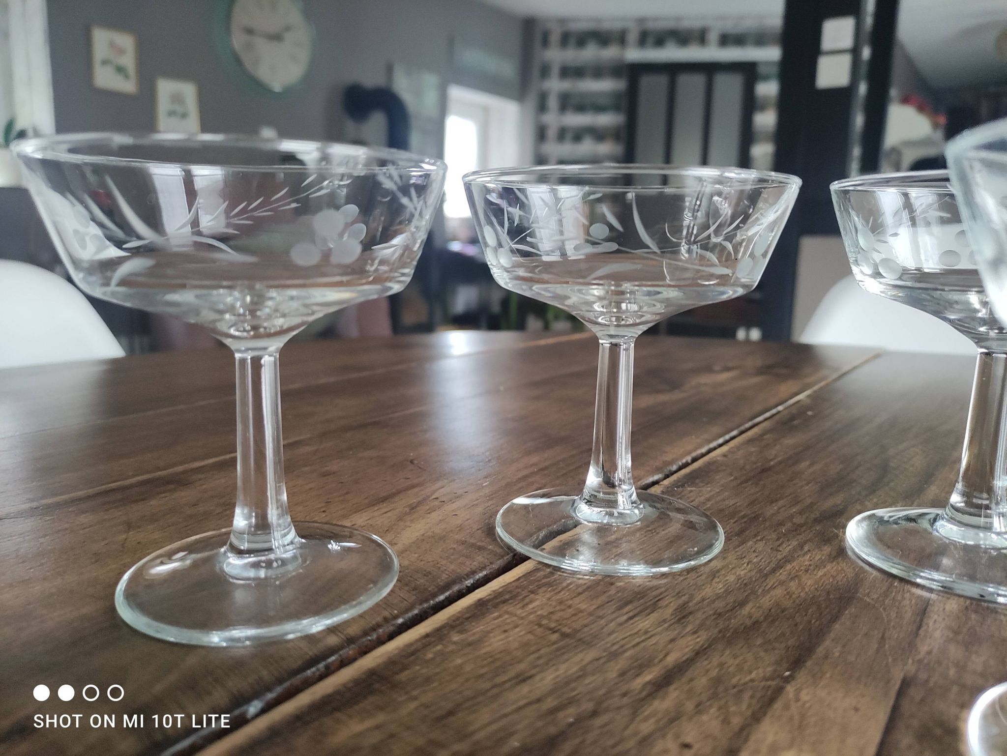 Set of 6 champagne glasses in antique chiseled epi glass