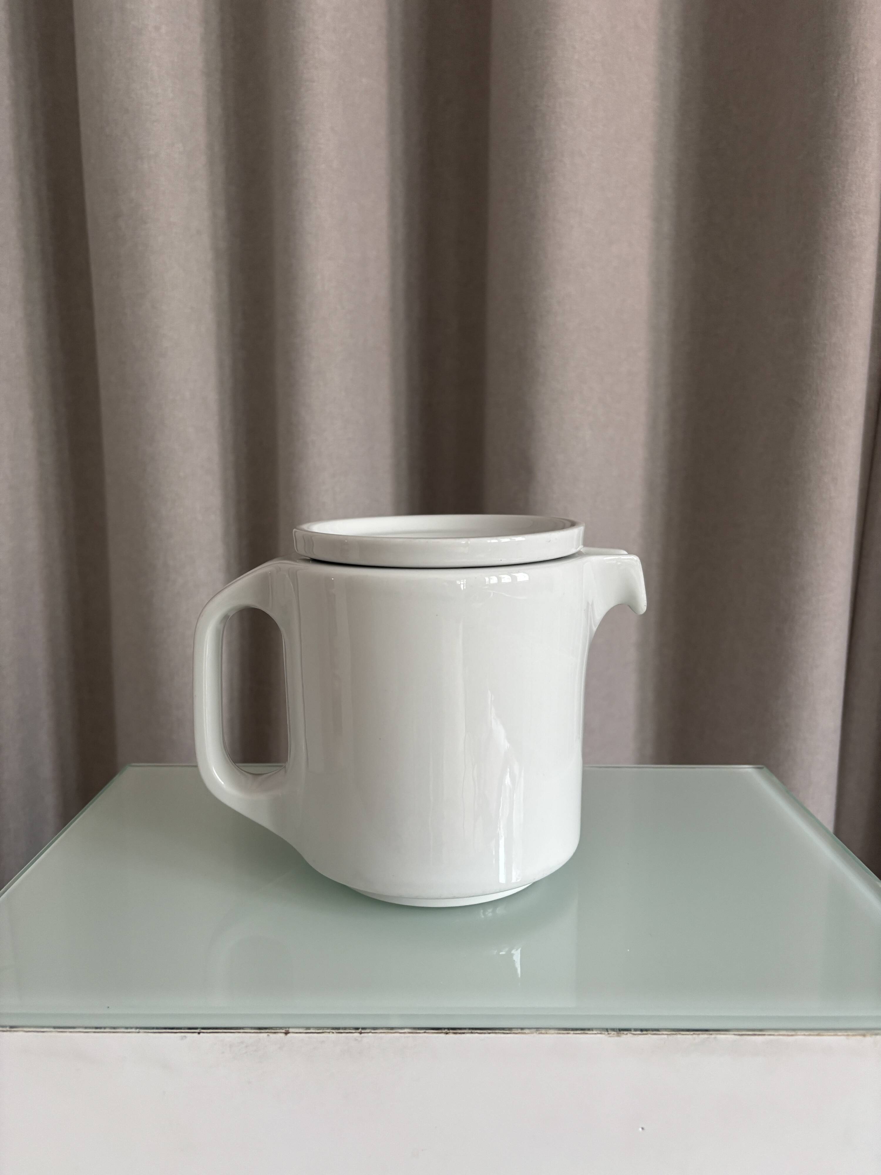 Thomas Rosenthal TC 100 porcelain teapot, designed by Hans Roericht