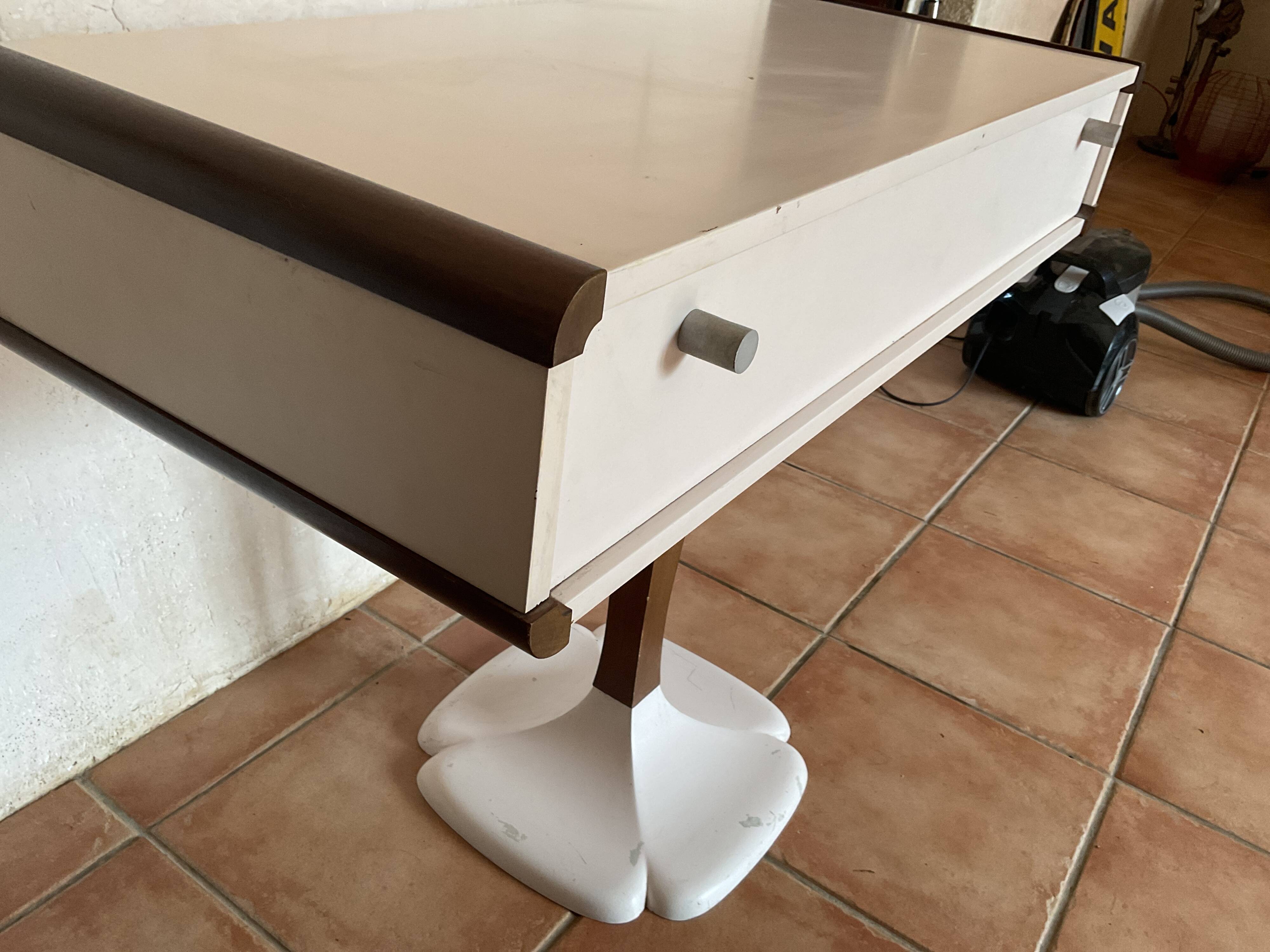 Gautier design hairdresser with tulip (clover) base from the early 70s.