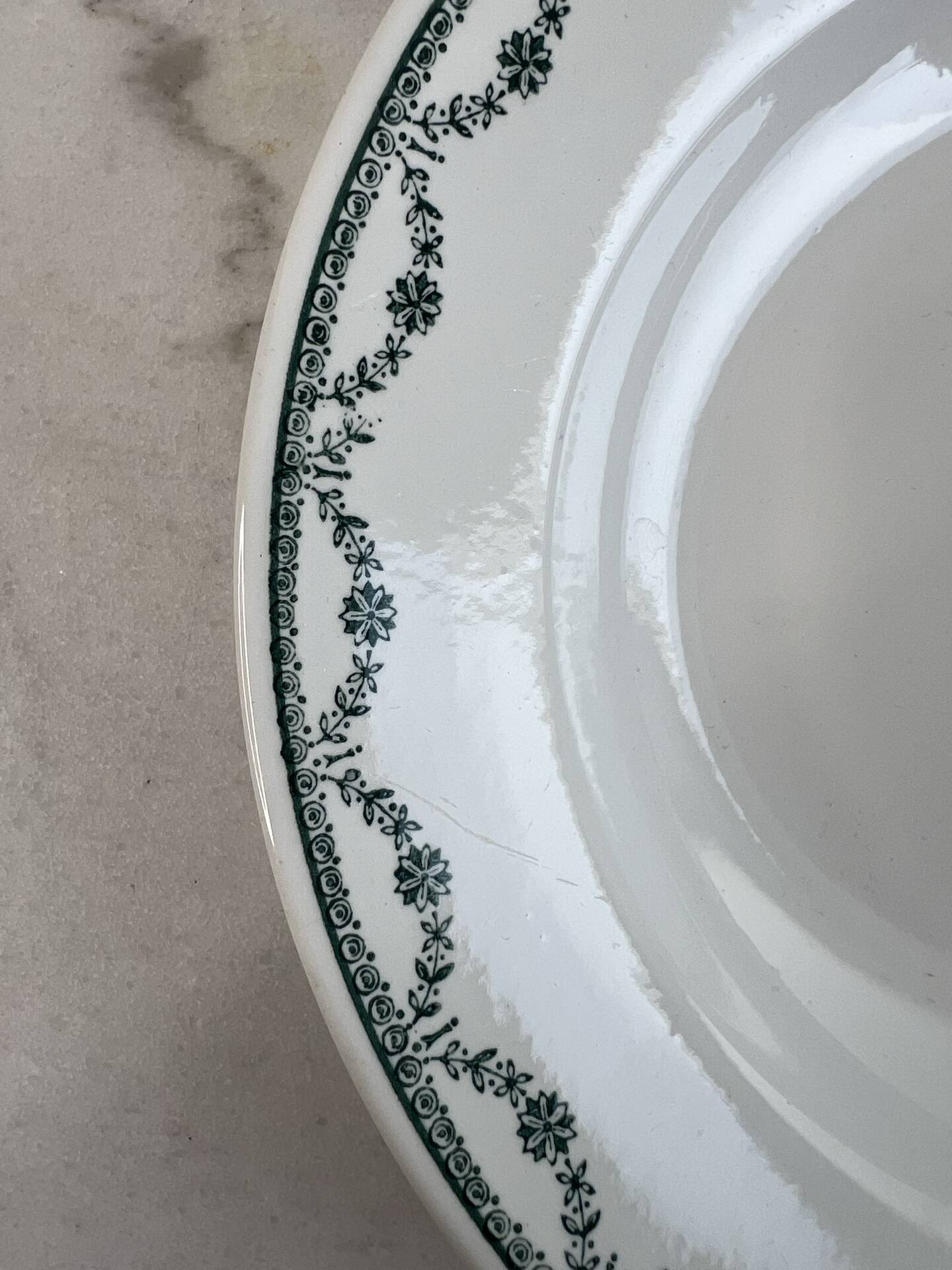 Green hollow plate Saint Amand 22.5cm