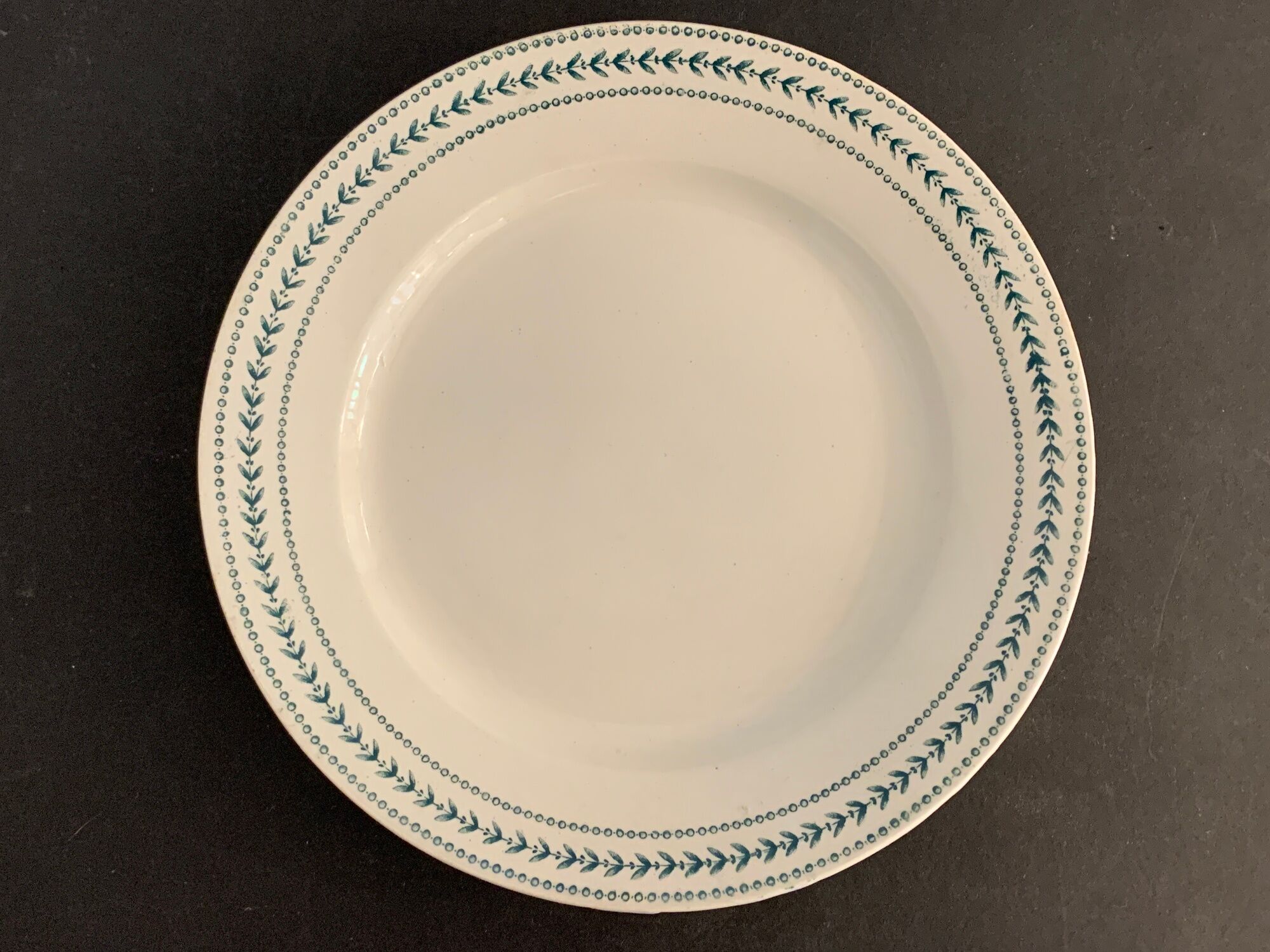 8 flat plates in opaque porcelain from Gien Terre de Fer, model Lauriers, XXth