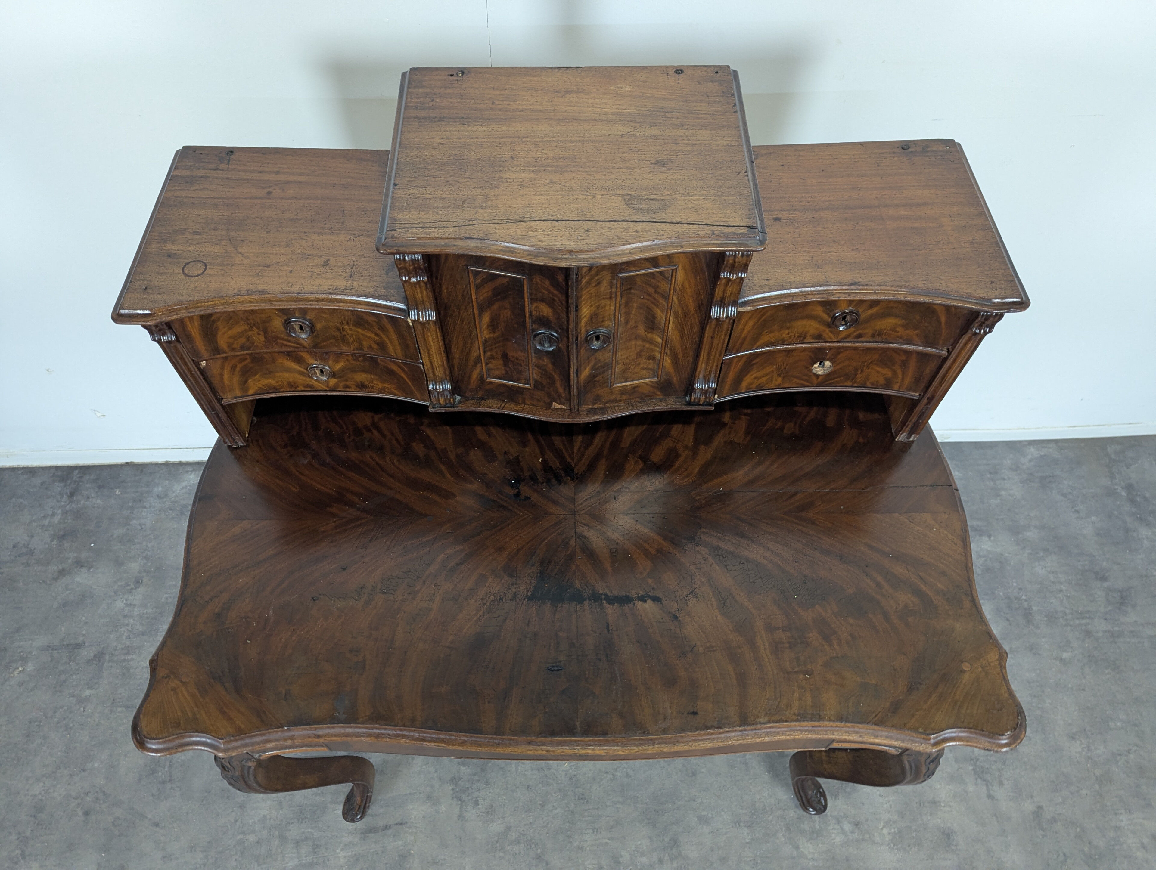 Small happiness desk of the day in mahogany