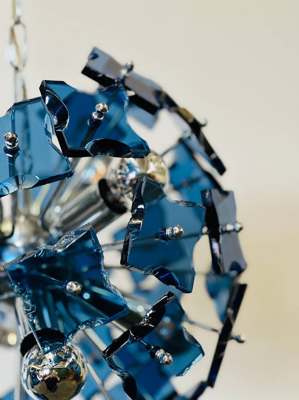 Lustre sculptural italien Spoutnik en verre martelé bleu foncé, années 1980, Italie.