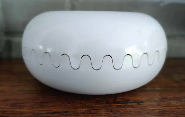 Mebel Clam ashtray from the 1970s by Alan Fletcher in white.