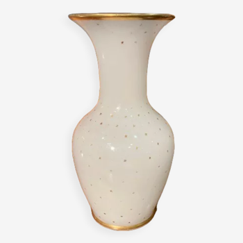 Vase en opaline blanche