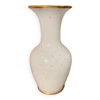 Vase en opaline blanche