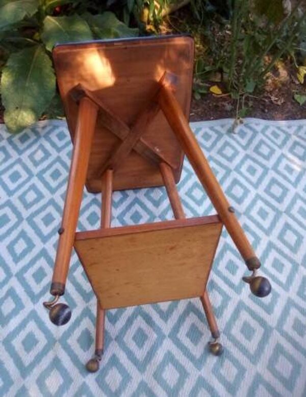 Table d'appoint / Desserte à roulettes