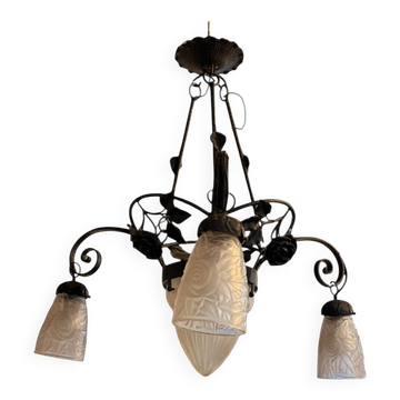 Lustre Art Déco en fer forgé et verre dépoli