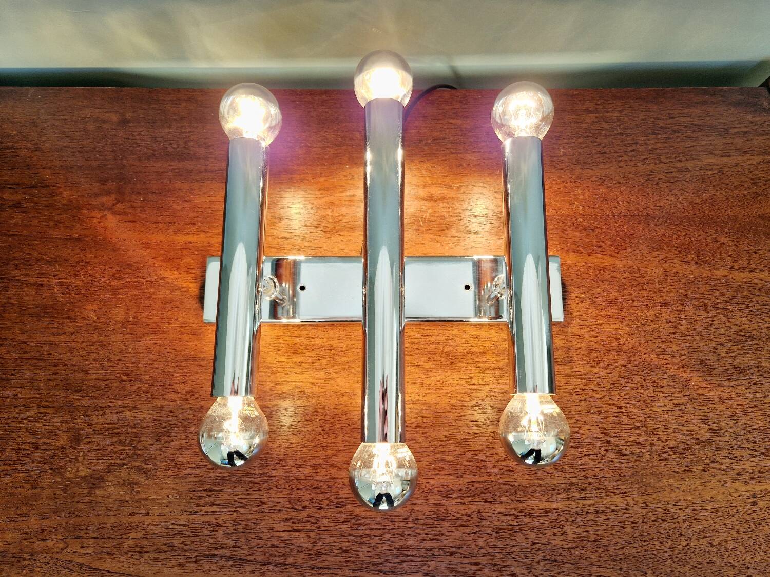 Tubular wall light in chromed metal