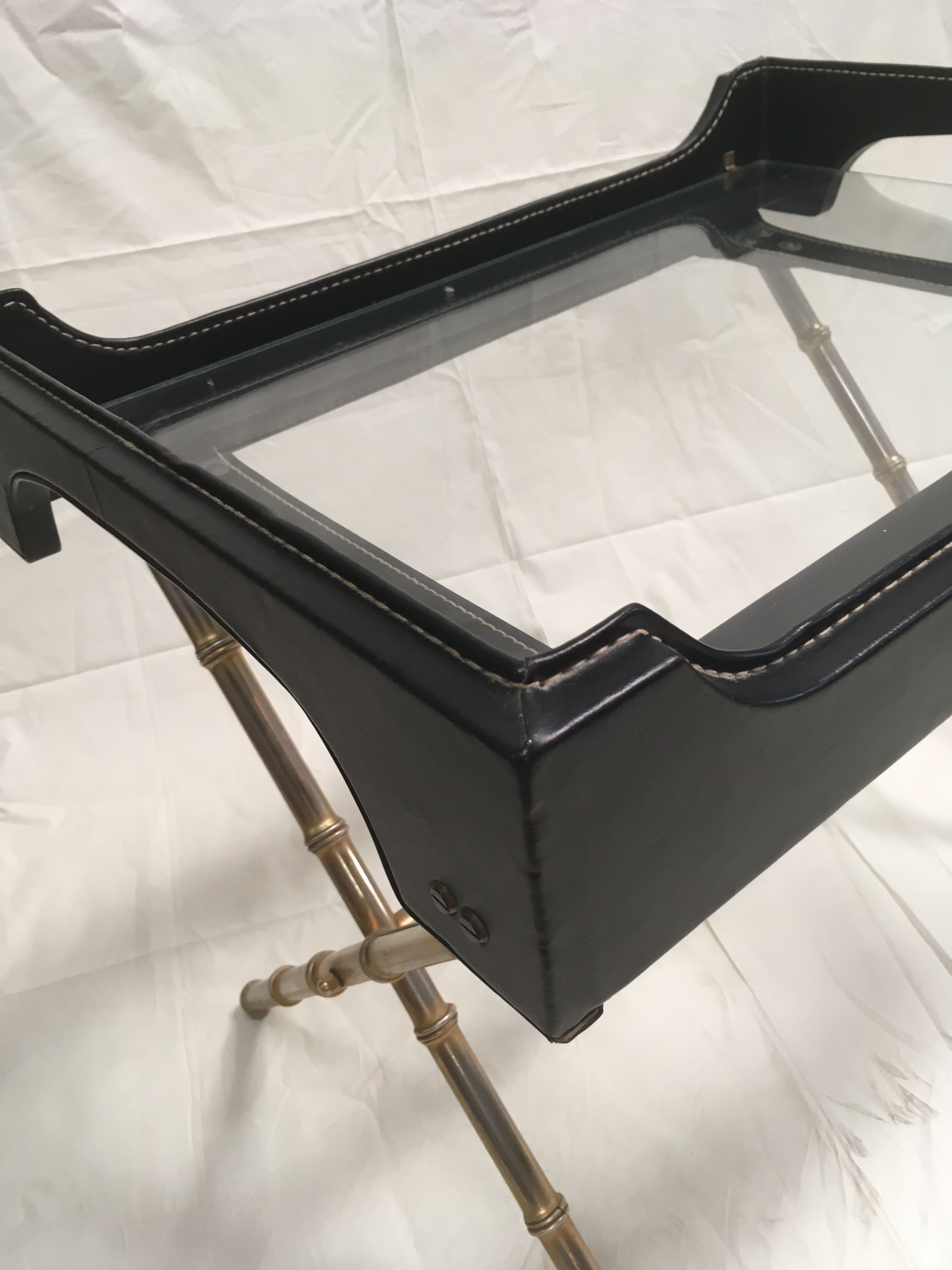 Table d'appoint vintage en laiton et cuir par Jacques Adnet 1950