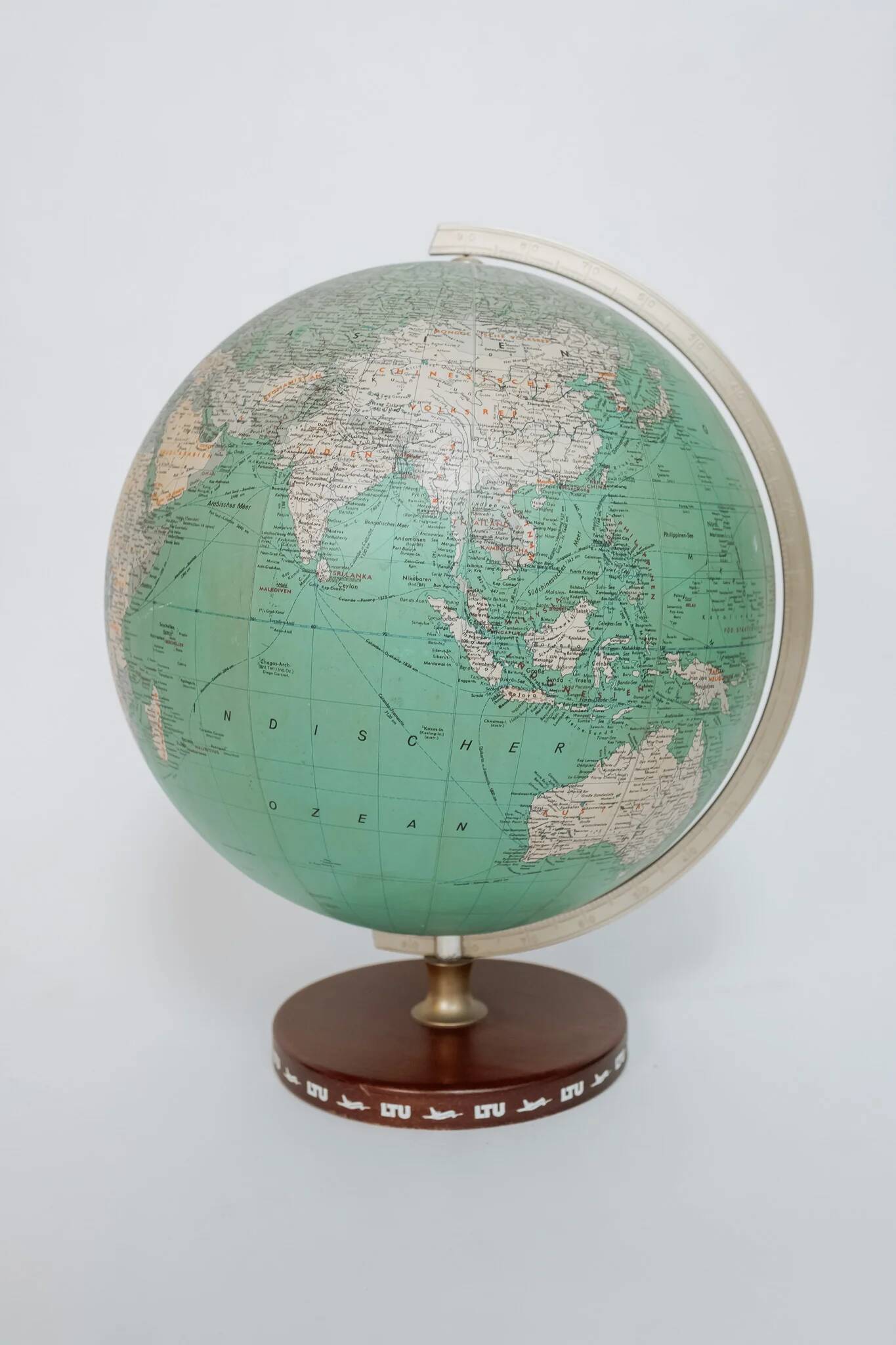 Globe terrestre vintage sur pied en bois, années 60
