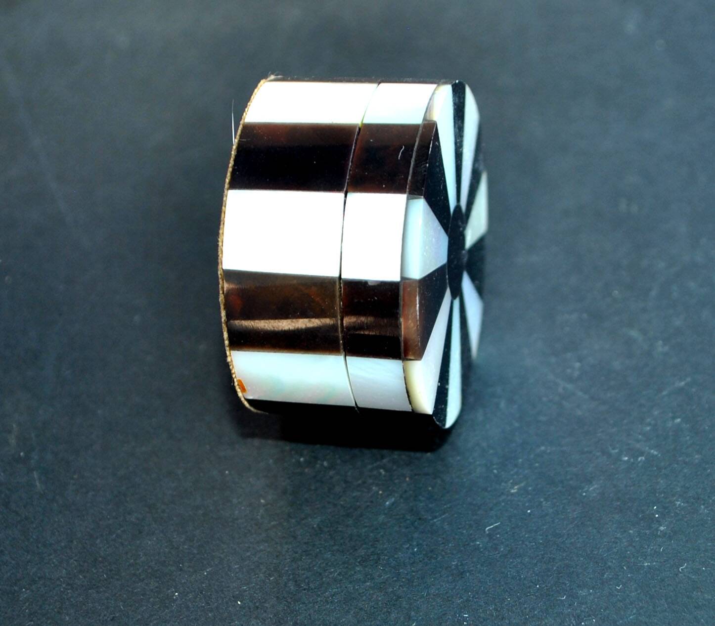 Vintage round box in mother-of-pearl and tortoiseshell-style resin - ring sizer pillbox snuff box