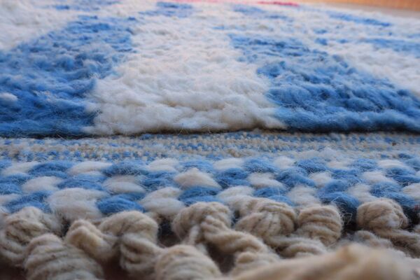Tapis marocain berbère béni ouarain moderne bleu et blanc