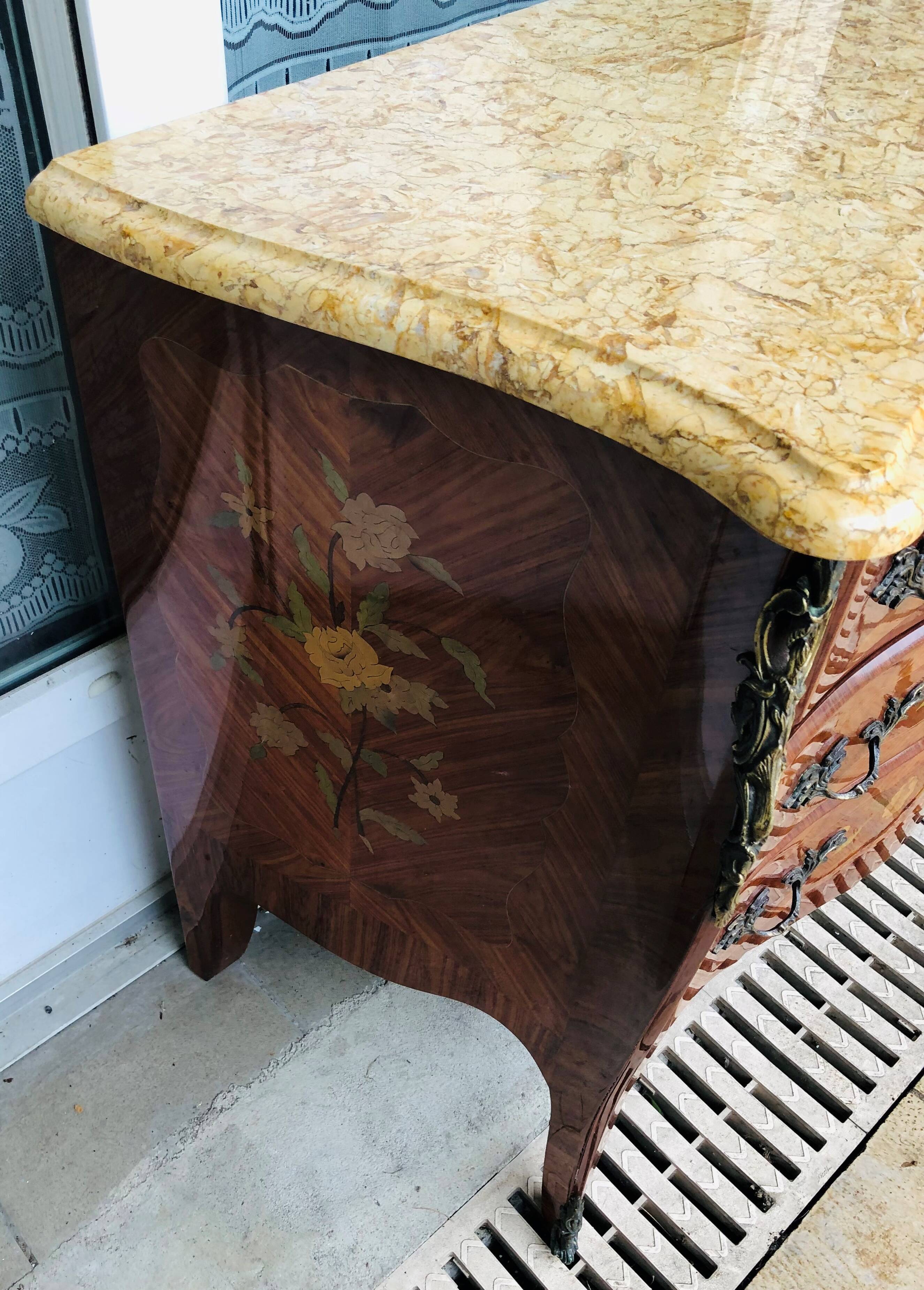 Commode trois tiroirs en marqueterie de style Louis XV