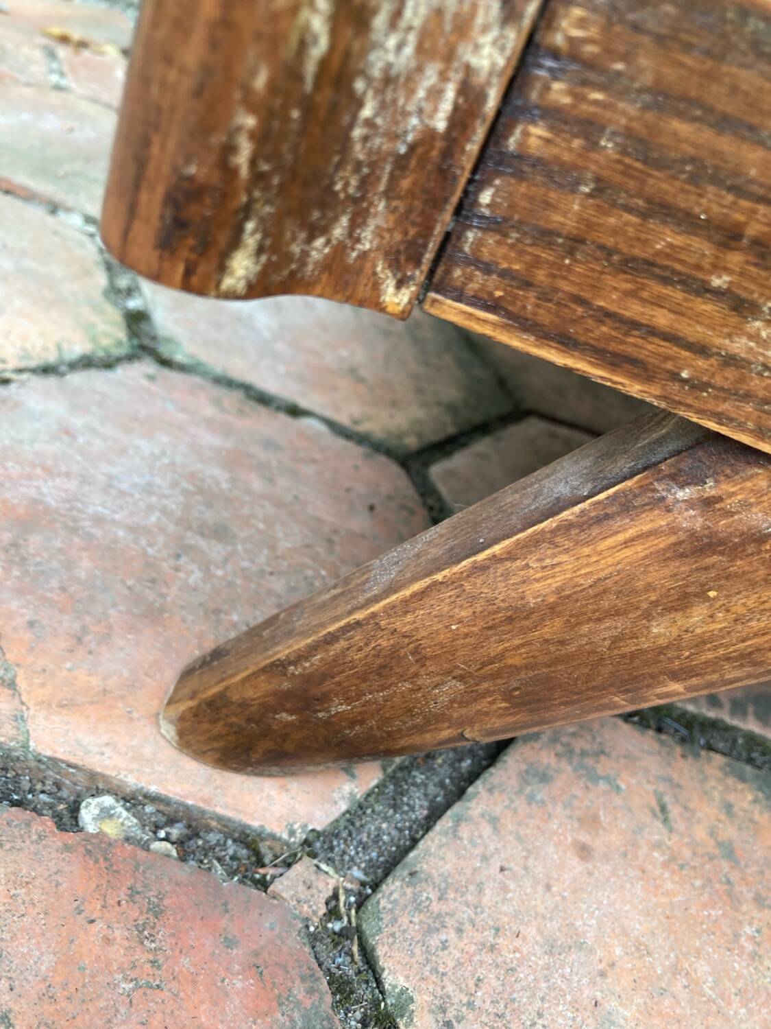 Compass leg chest of drawers
